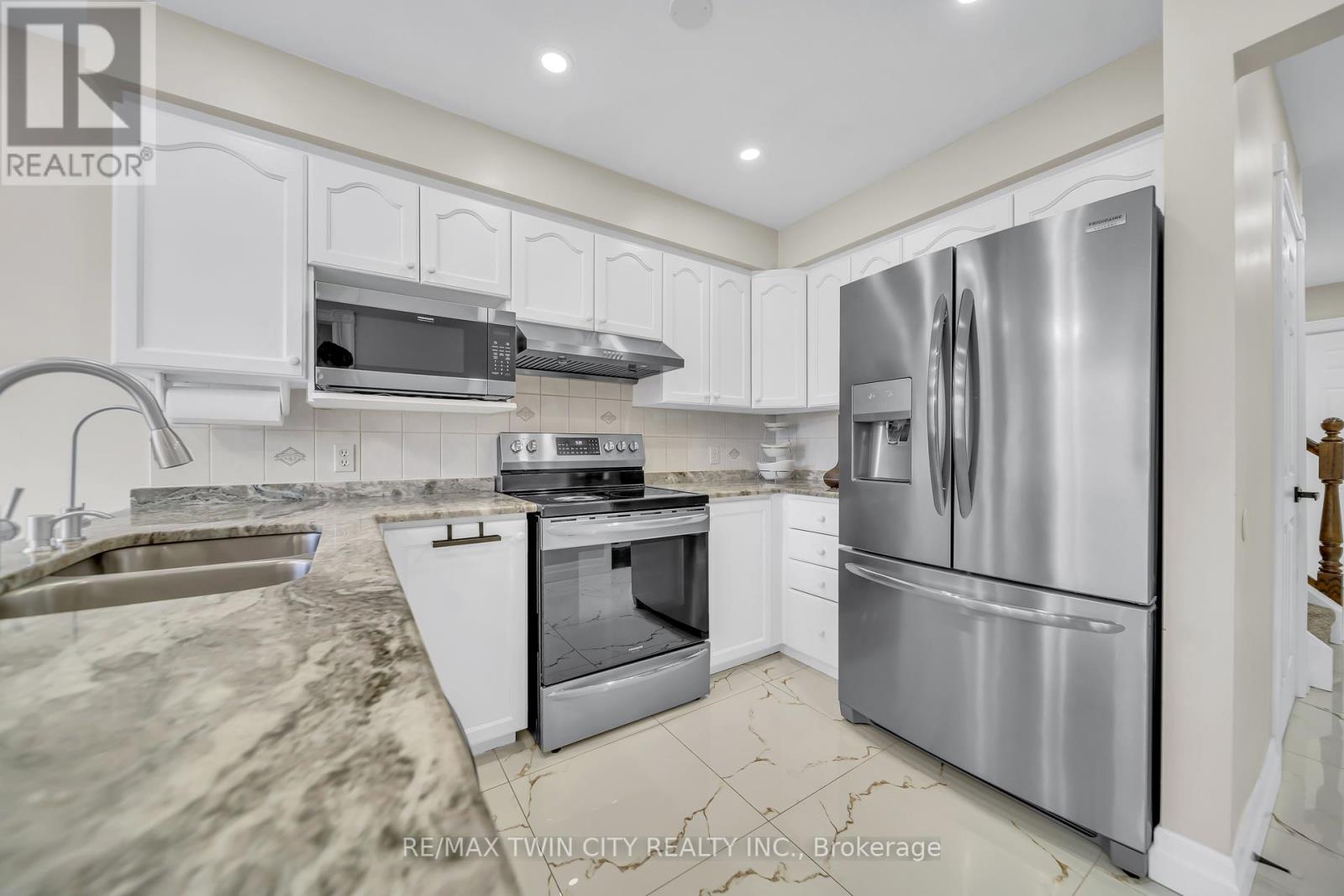 171 Resurrection Drive, Kitchener, Ontario  N2N 3H1 - Photo 11 - X12454073