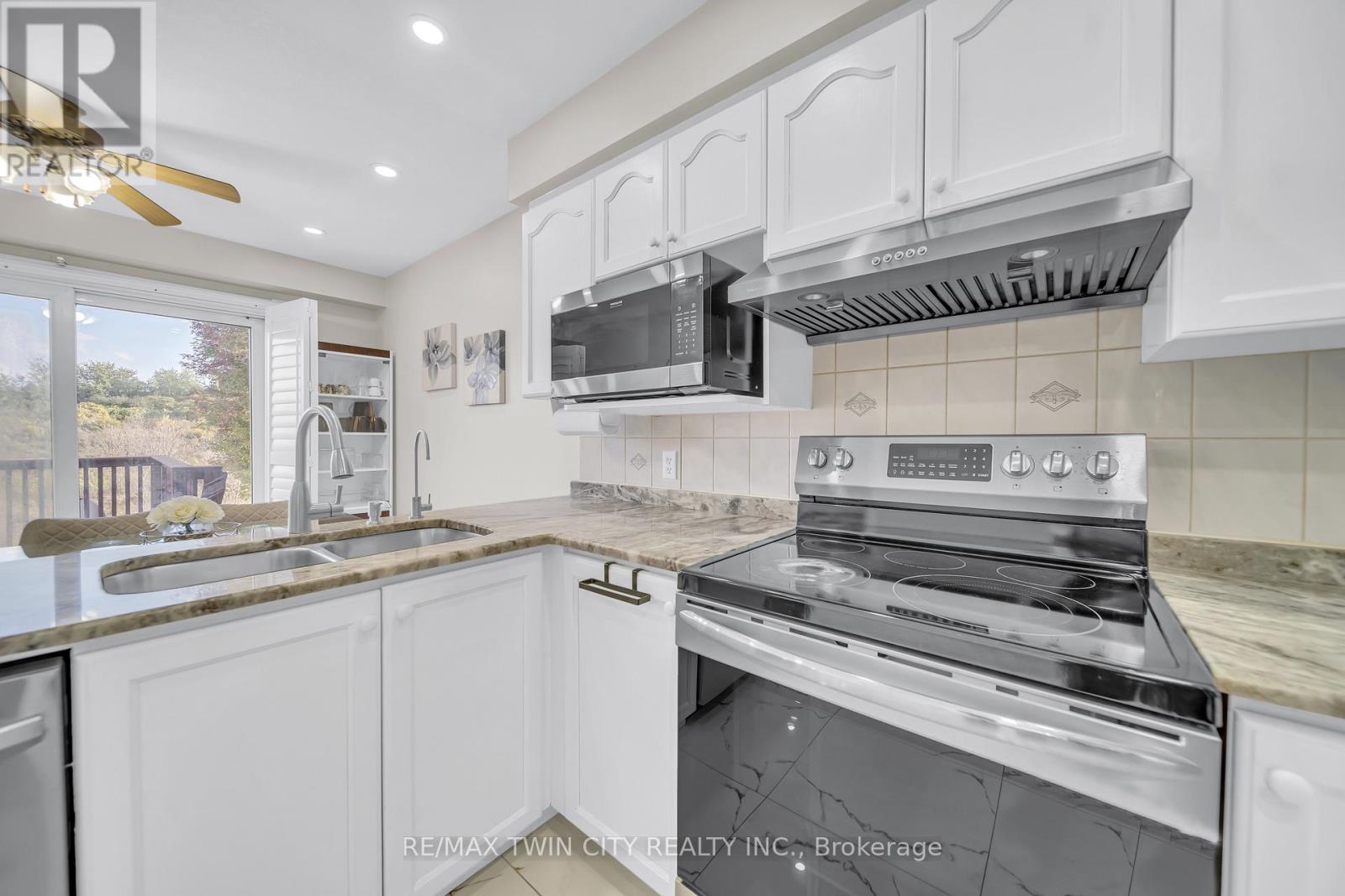171 Resurrection Drive, Kitchener, Ontario  N2N 3H1 - Photo 12 - X12454073