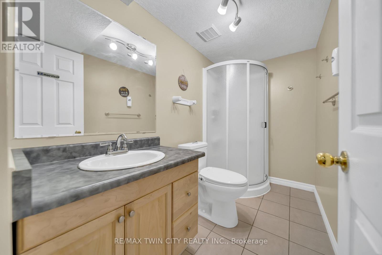 171 Resurrection Drive, Kitchener, Ontario  N2N 3H1 - Photo 33 - X12454073