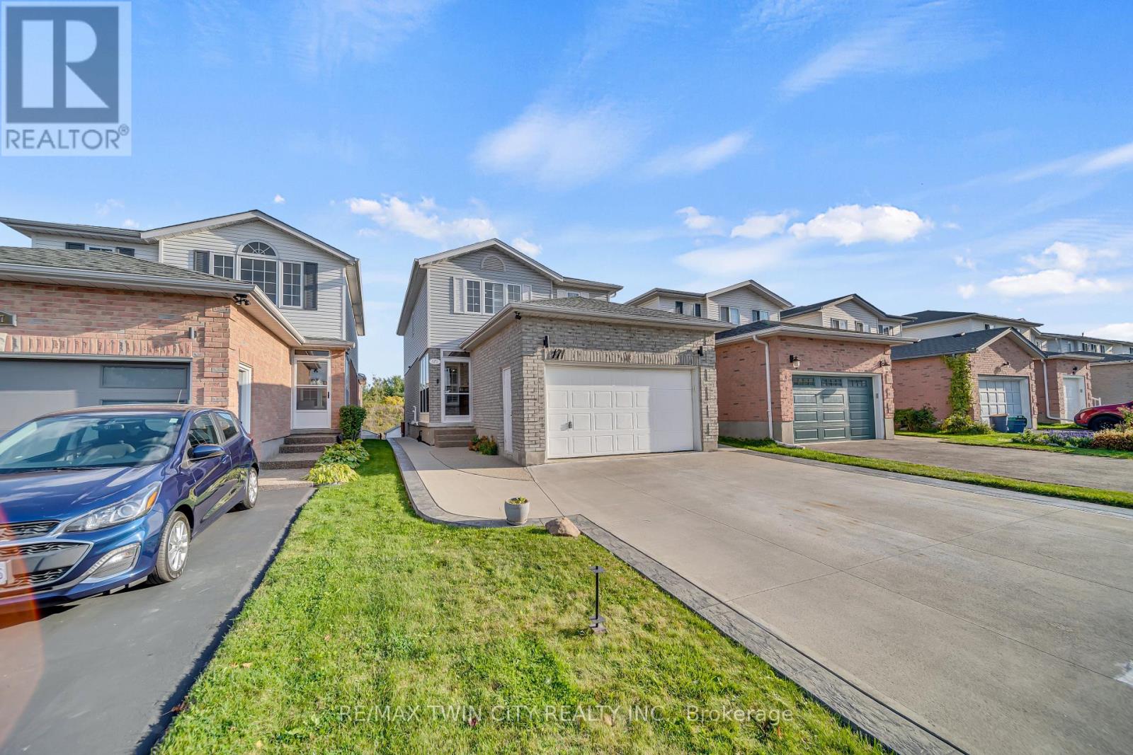 171 Resurrection Drive, Kitchener, Ontario  N2N 3H1 - Photo 4 - X12454073