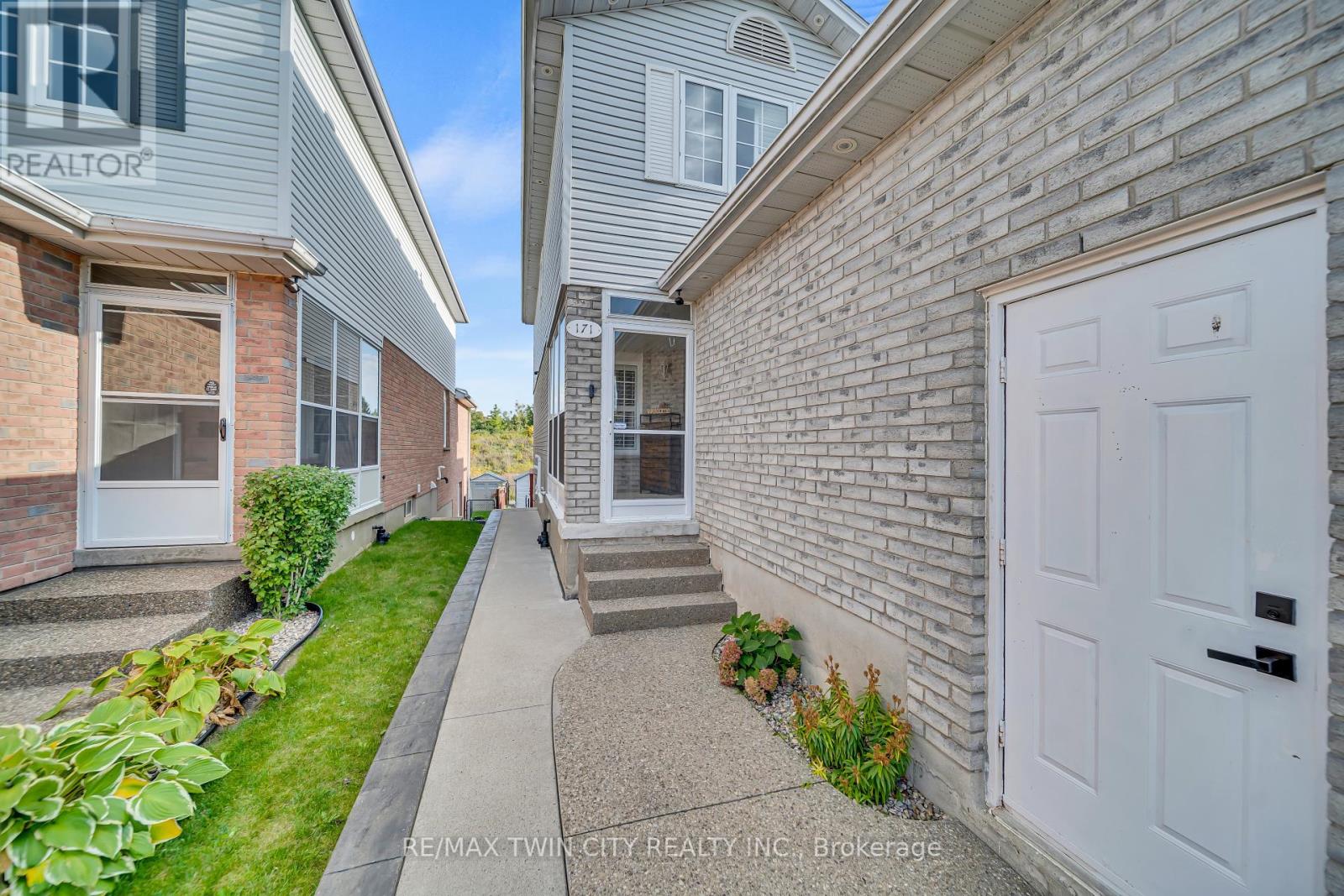 171 Resurrection Drive, Kitchener, Ontario  N2N 3H1 - Photo 5 - X12454073