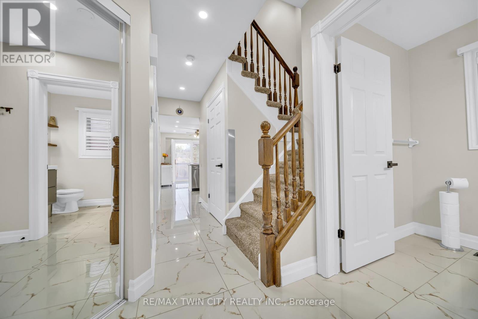 171 Resurrection Drive, Kitchener, Ontario  N2N 3H1 - Photo 7 - X12454073