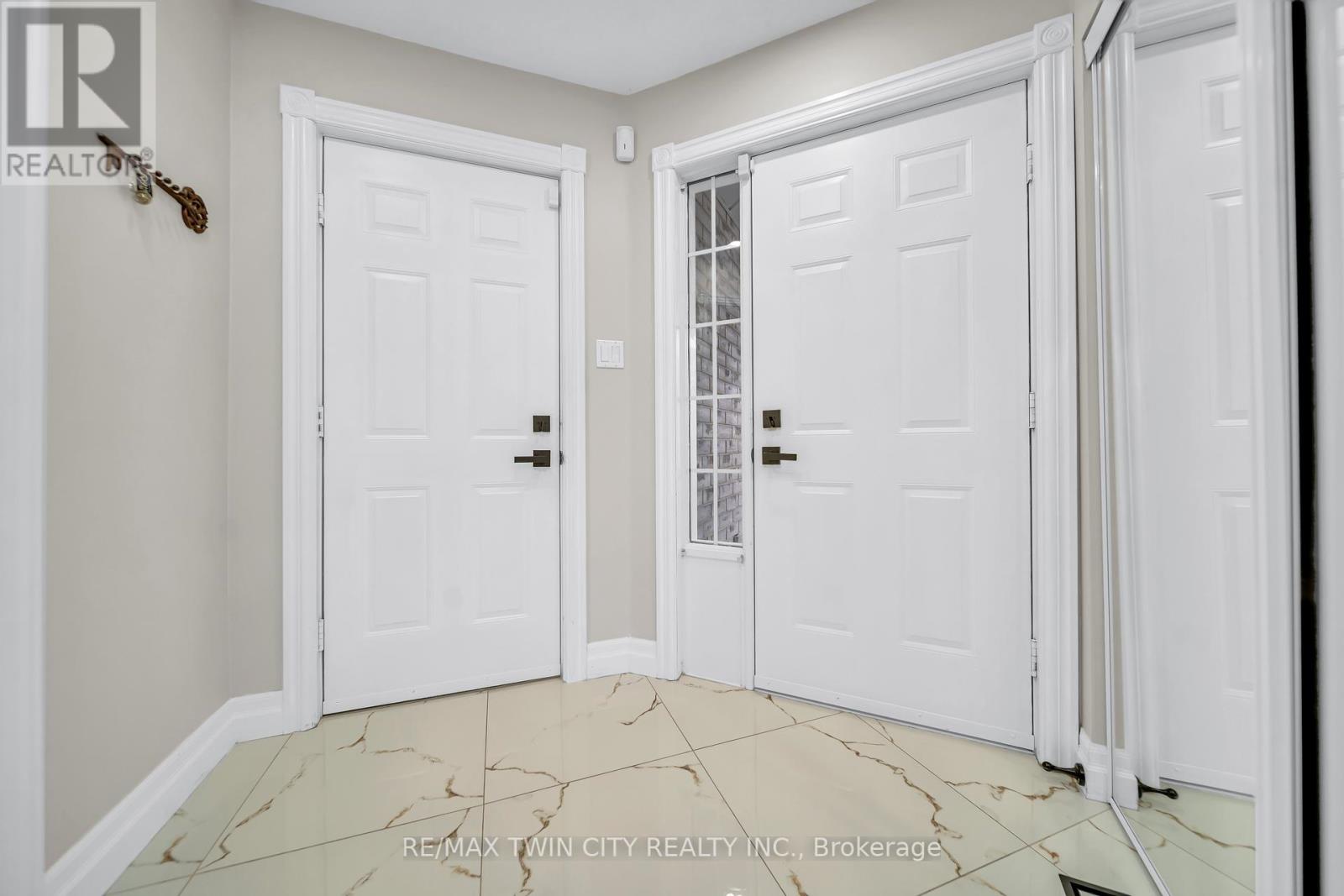171 Resurrection Drive, Kitchener, Ontario  N2N 3H1 - Photo 8 - X12454073