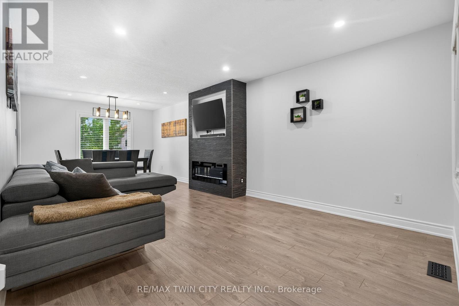 19 Marl Meadow Drive, Kitchener, Ontario  N2R 1L1 - Photo 5 - X12454081