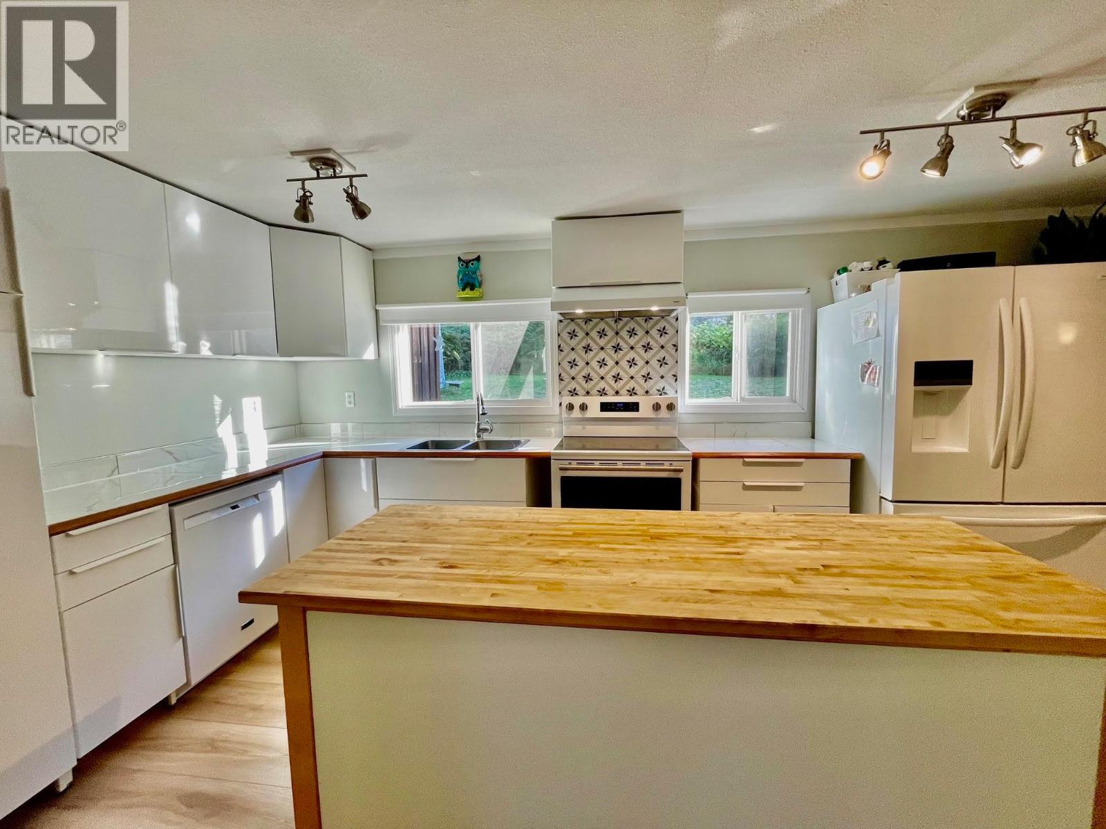 5751 Tillicum Bay Road, Sechelt, British Columbia  V7Z 0C7 - Photo 10 - R3057051