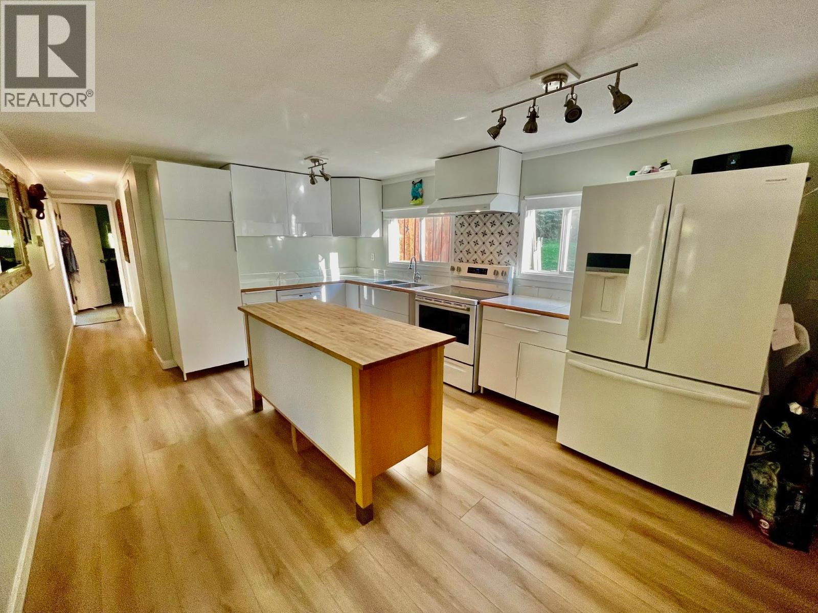 5751 Tillicum Bay Road, Sechelt, British Columbia  V7Z 0C7 - Photo 11 - R3057051