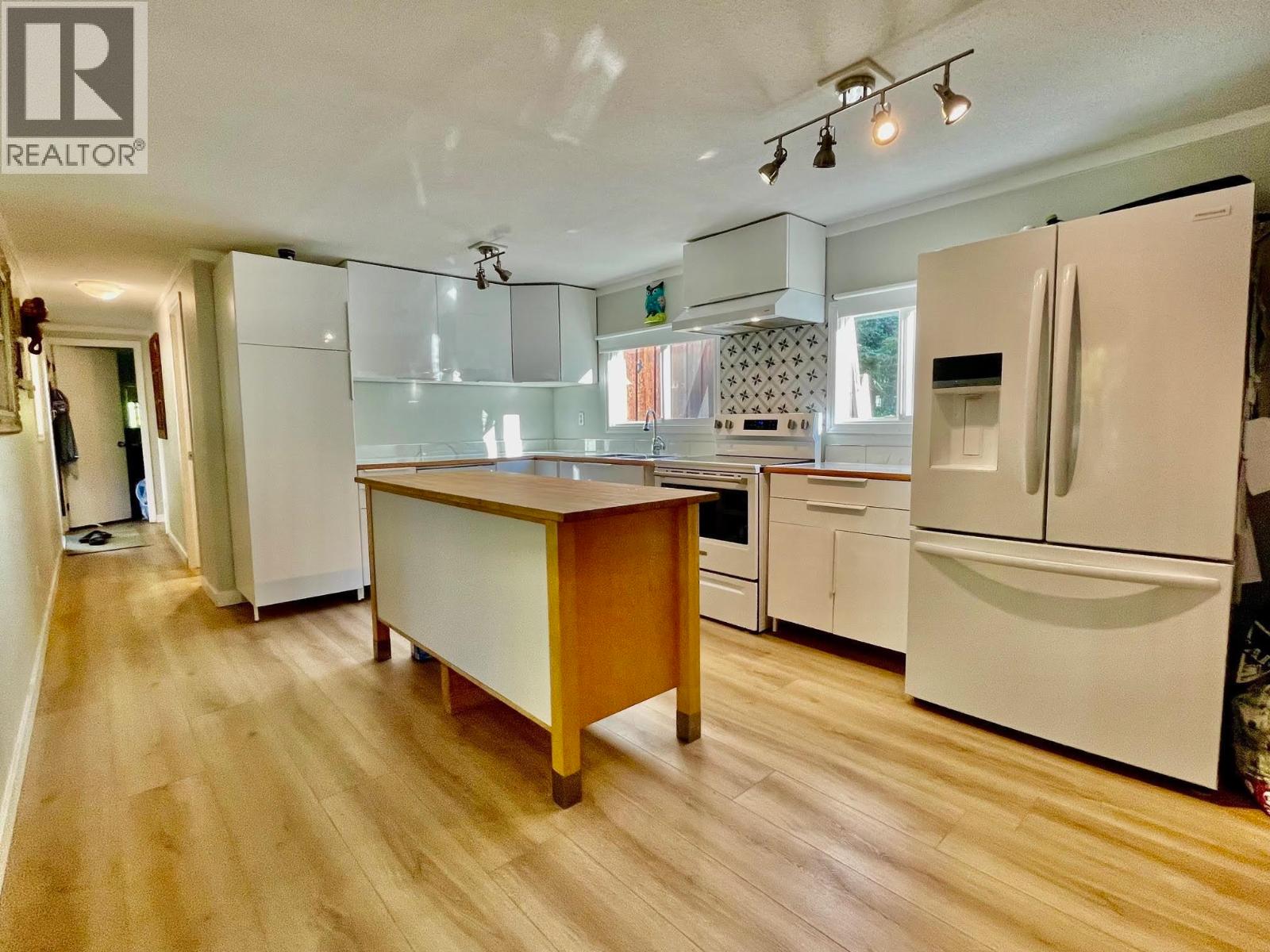 5751 Tillicum Bay Road, Sechelt, British Columbia  V7Z 0C7 - Photo 7 - R3057051