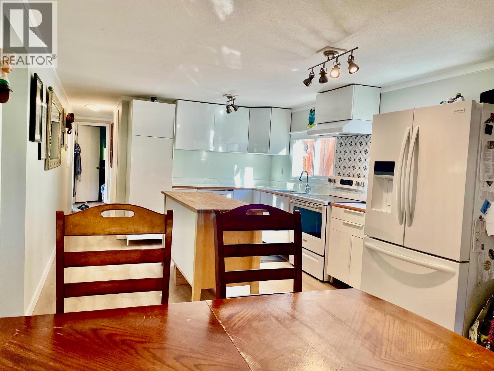 5751 Tillicum Bay Road, Sechelt, British Columbia  V7Z 0C7 - Photo 8 - R3057051