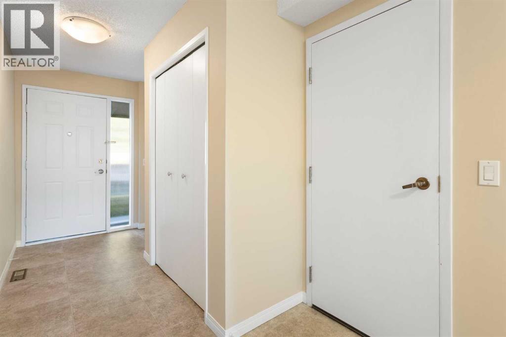 88 Glamis Gardens Sw, Calgary, Alberta  T2E 6S4 - Photo 2 - A2260694