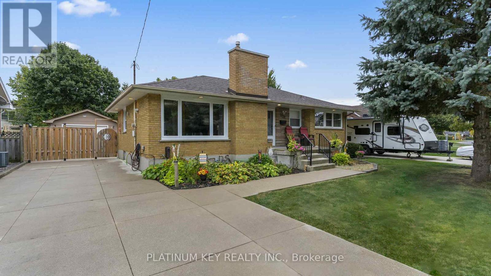 1935 Royal Crescent, London East, Ontario  N5V 1N6 - Photo 2 - X12452199