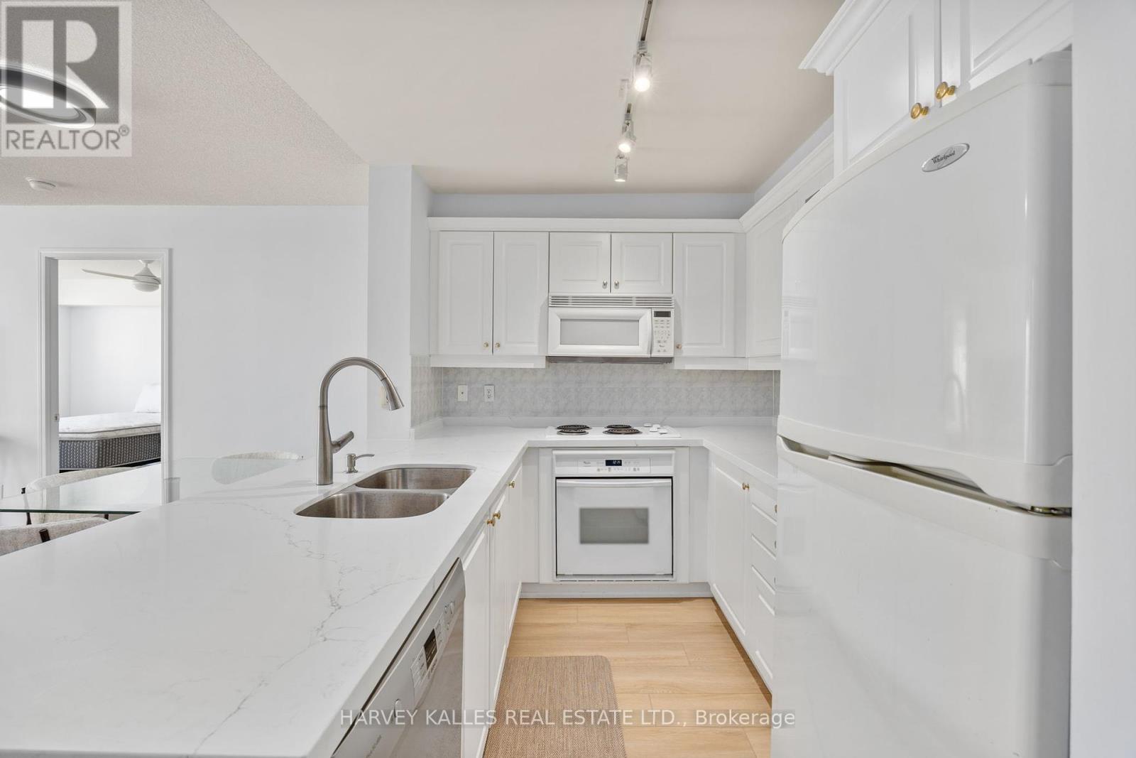 302 - 18 Wanless Avenue, Toronto, Ontario  M4N 3R9 - Photo 3 - C12453824