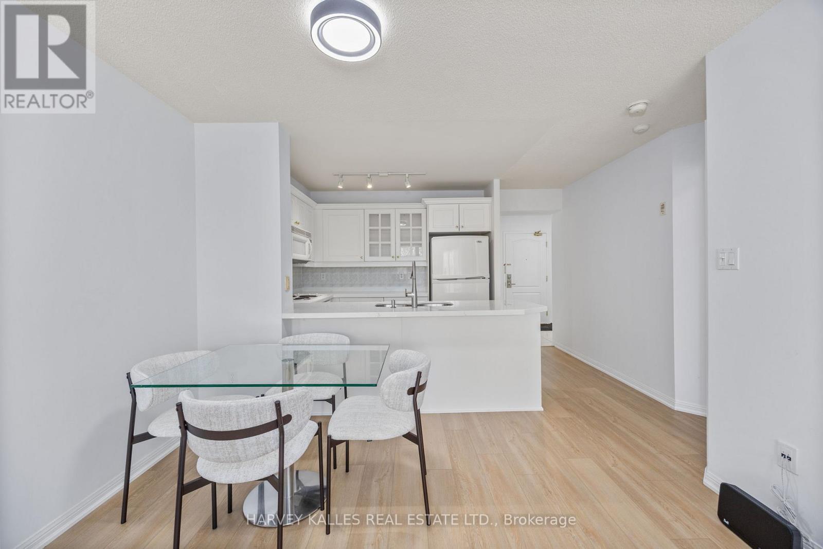 302 - 18 Wanless Avenue, Toronto, Ontario  M4N 3R9 - Photo 6 - C12453824
