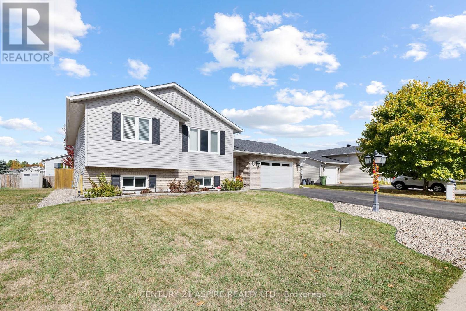 3 Morning Star Street, Petawawa, Ontario  K8H 0A1 - Photo 2 - X12453324