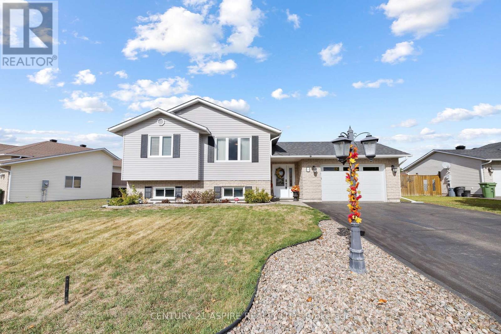 3 Morning Star Street, Petawawa, Ontario  K8H 0A1 - Photo 1 - X12453324