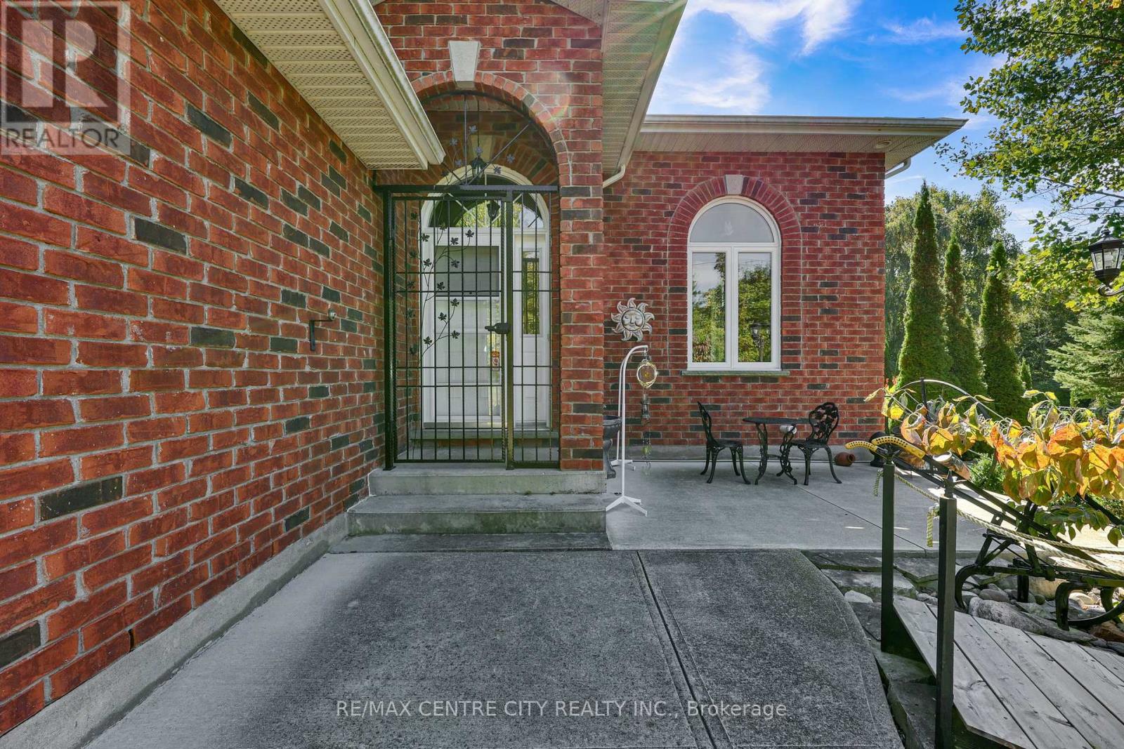 25181 Gray Line, West Elgin, Ontario  N0L 2P0 - Photo 2 - X12454199