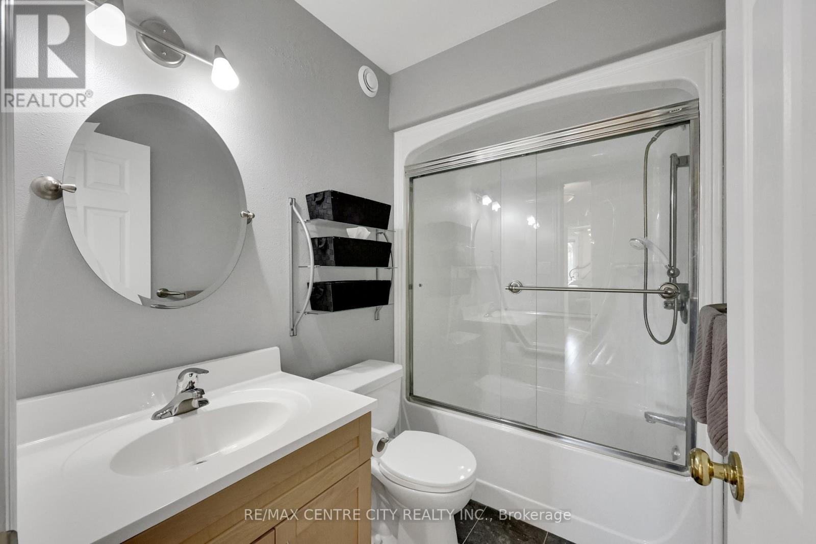 25181 Gray Line, West Elgin, Ontario  N0L 2P0 - Photo 24 - X12454199