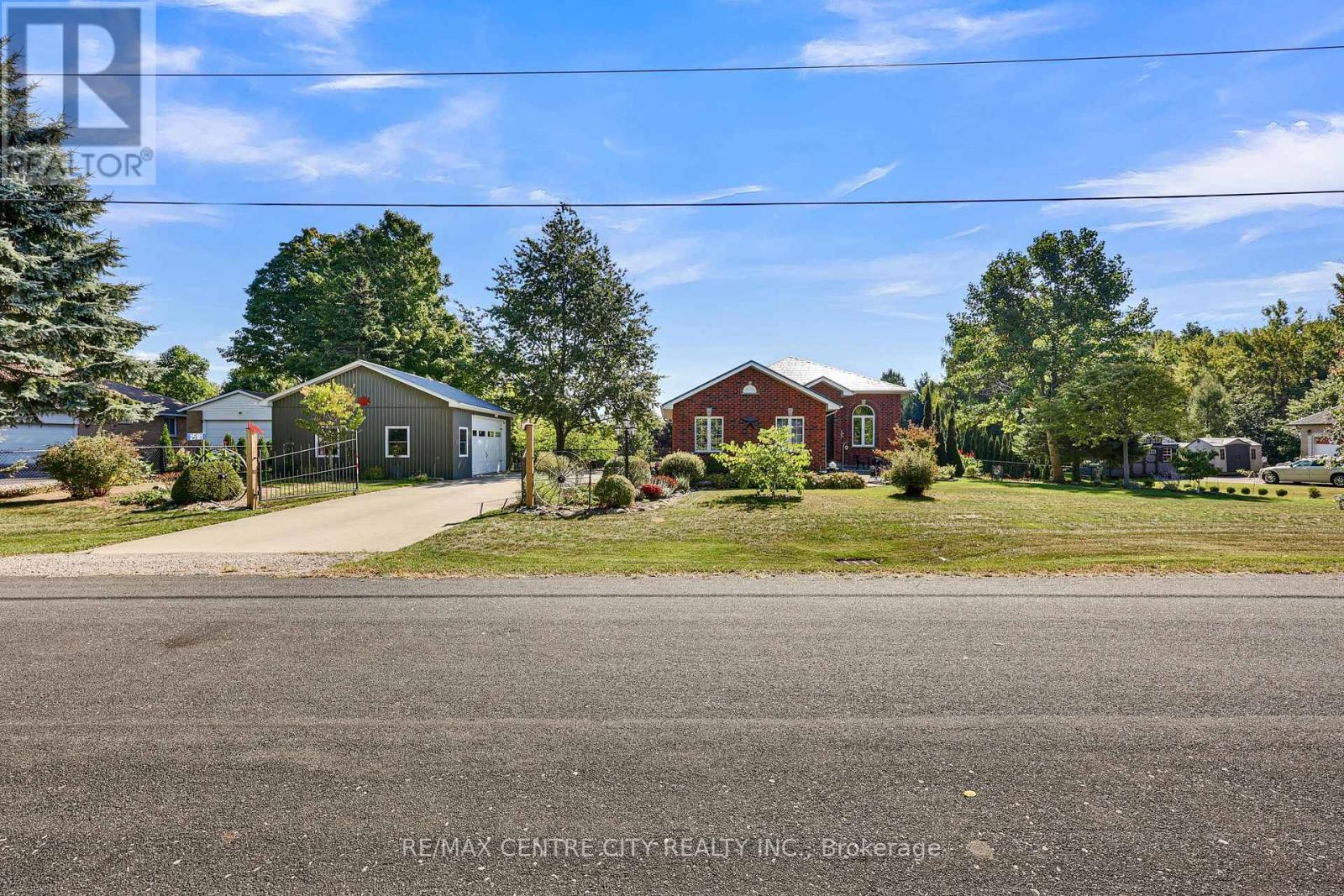 25181 Gray Line, West Elgin, Ontario  N0L 2P0 - Photo 35 - X12454199