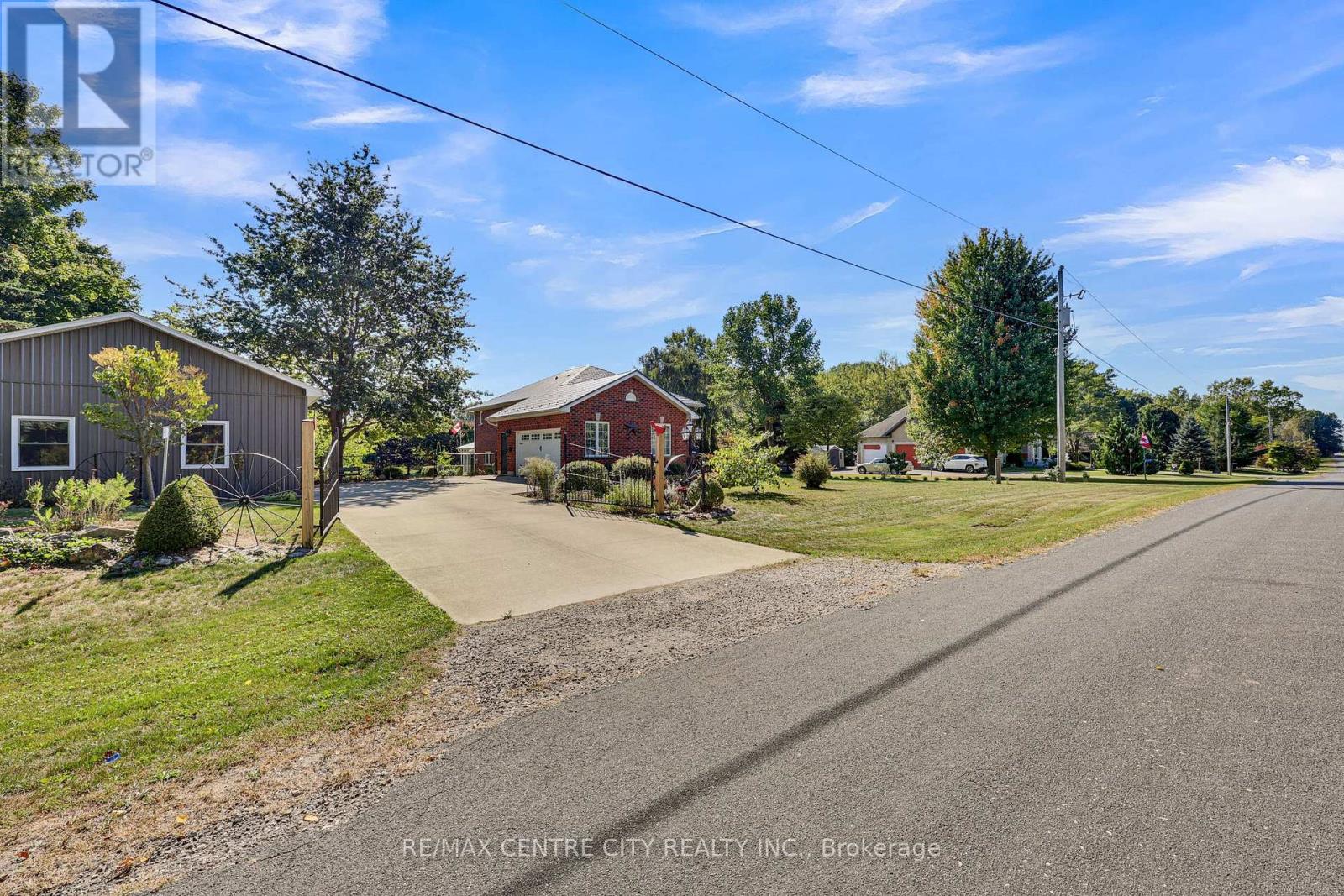 25181 Gray Line, West Elgin, Ontario  N0L 2P0 - Photo 36 - X12454199