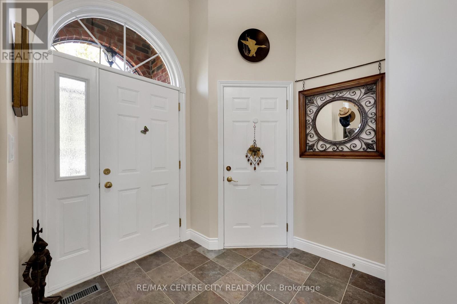 25181 Gray Line, West Elgin, Ontario  N0L 2P0 - Photo 6 - X12454199