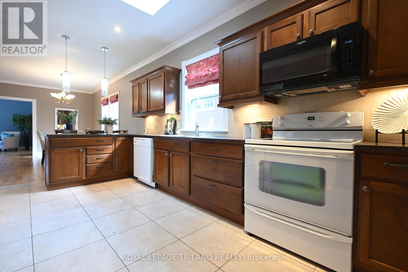 181 Garfield Avenue, London South (South F), Ontario  N6C 2B9 - Photo 11 - X12454318