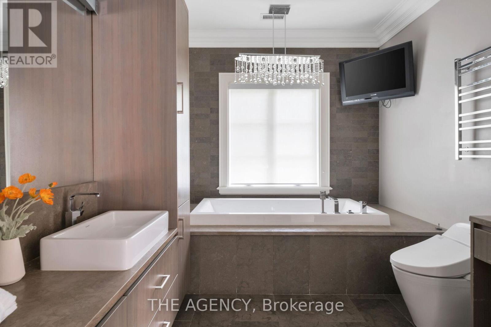 190 Forest Hill Road, Toronto, Ontario  M5P 2N4 - Photo 18 - C12454117