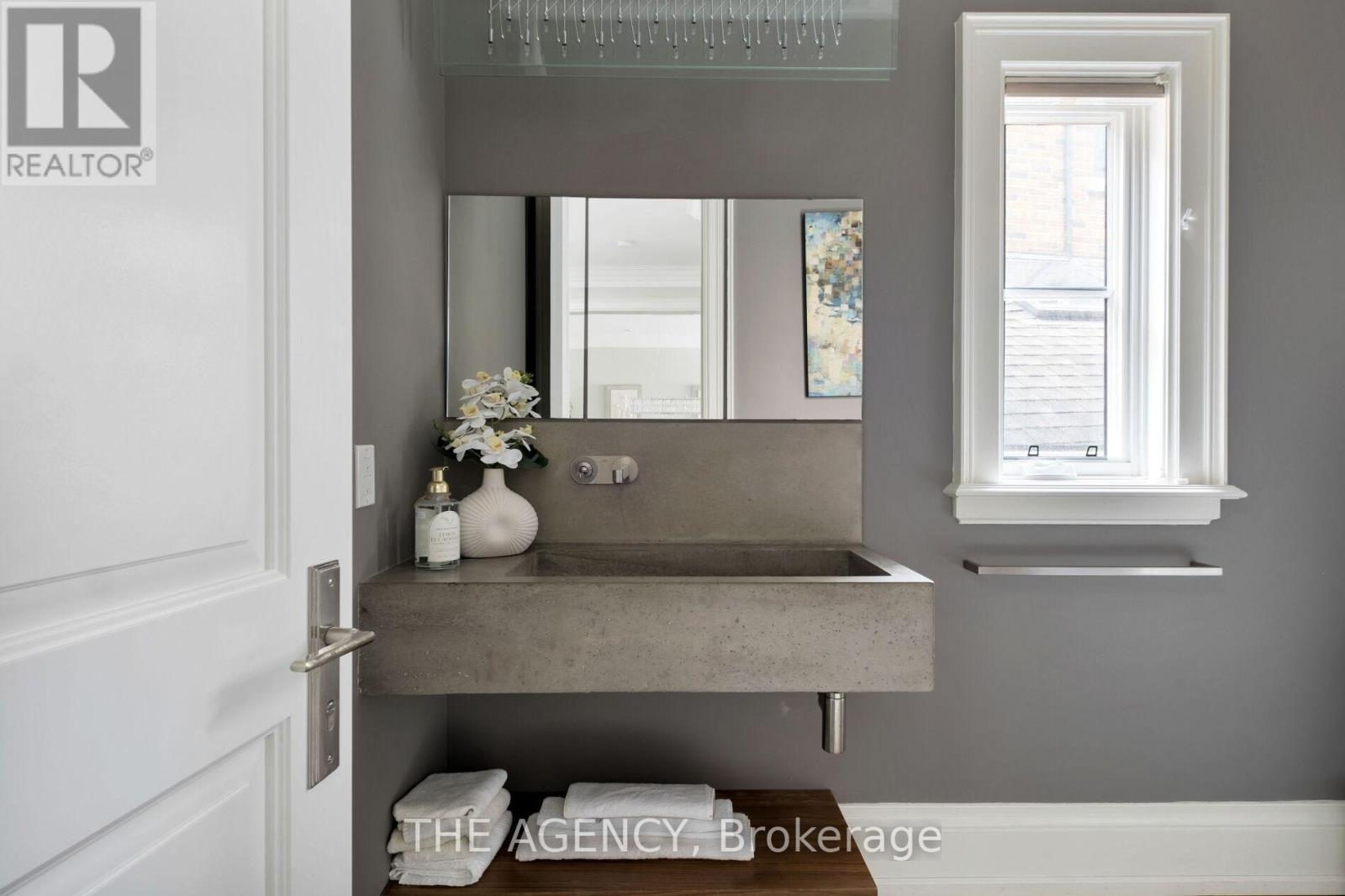 190 Forest Hill Road, Toronto, Ontario  M5P 2N4 - Photo 9 - C12454117