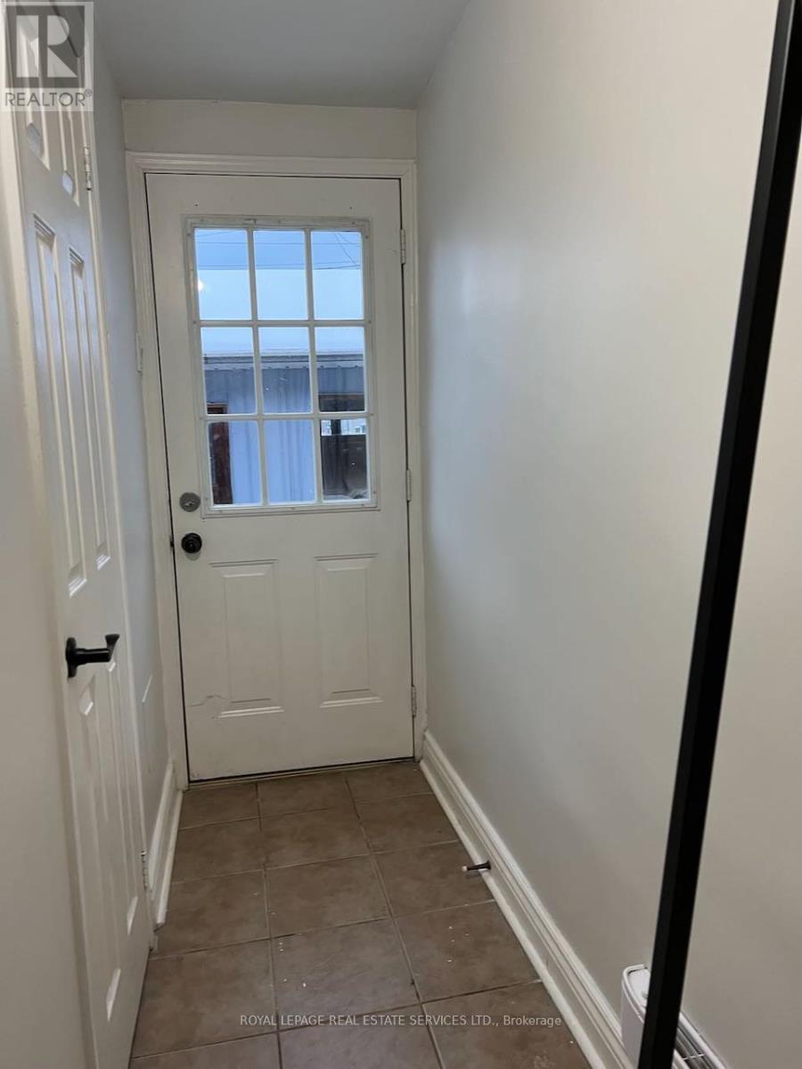 Main Floor - 263 Grace Street, Toronto, Ontario  M6G 3A7 - Photo 10 - C12454156