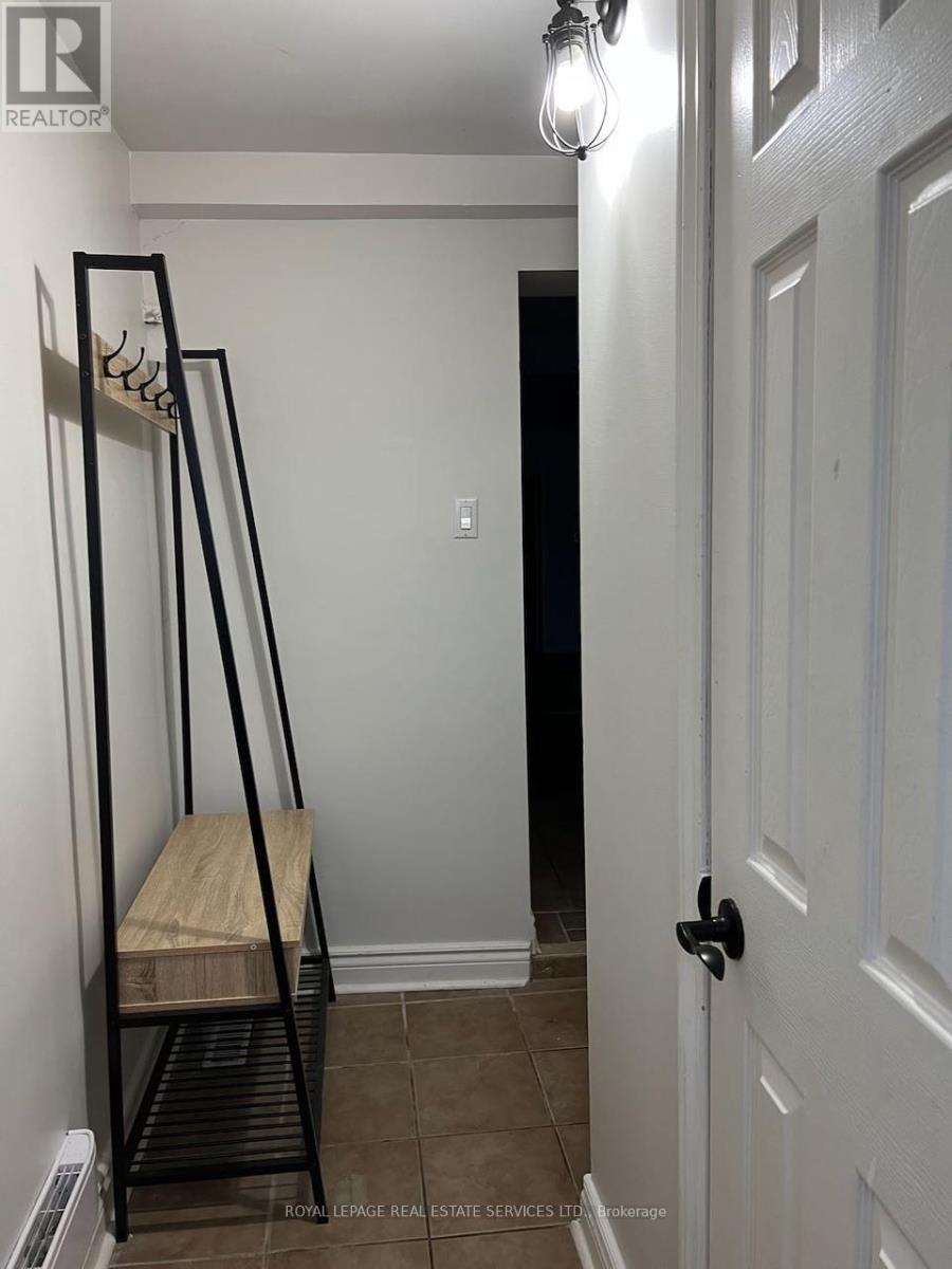 Main Floor - 263 Grace Street, Toronto, Ontario  M6G 3A7 - Photo 9 - C12454156