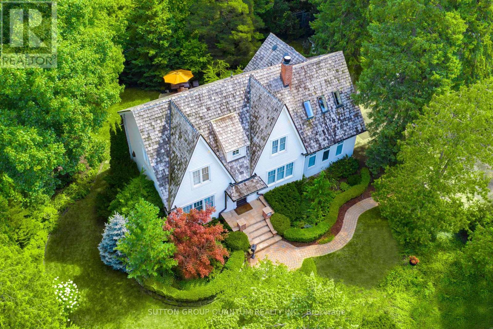 <div class="slider-price">$2,580,000</div><p>1197 Birchview Drive, Mississauga, Ontario</p>