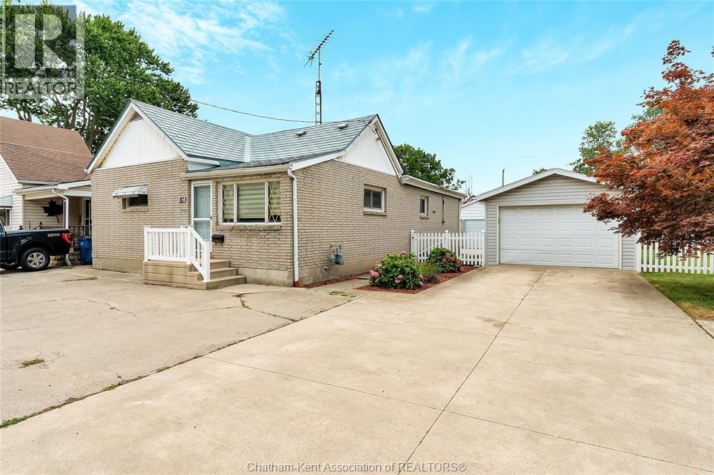 MLS# 25019433: 87 Park AVENUE, Chatham, Canada
