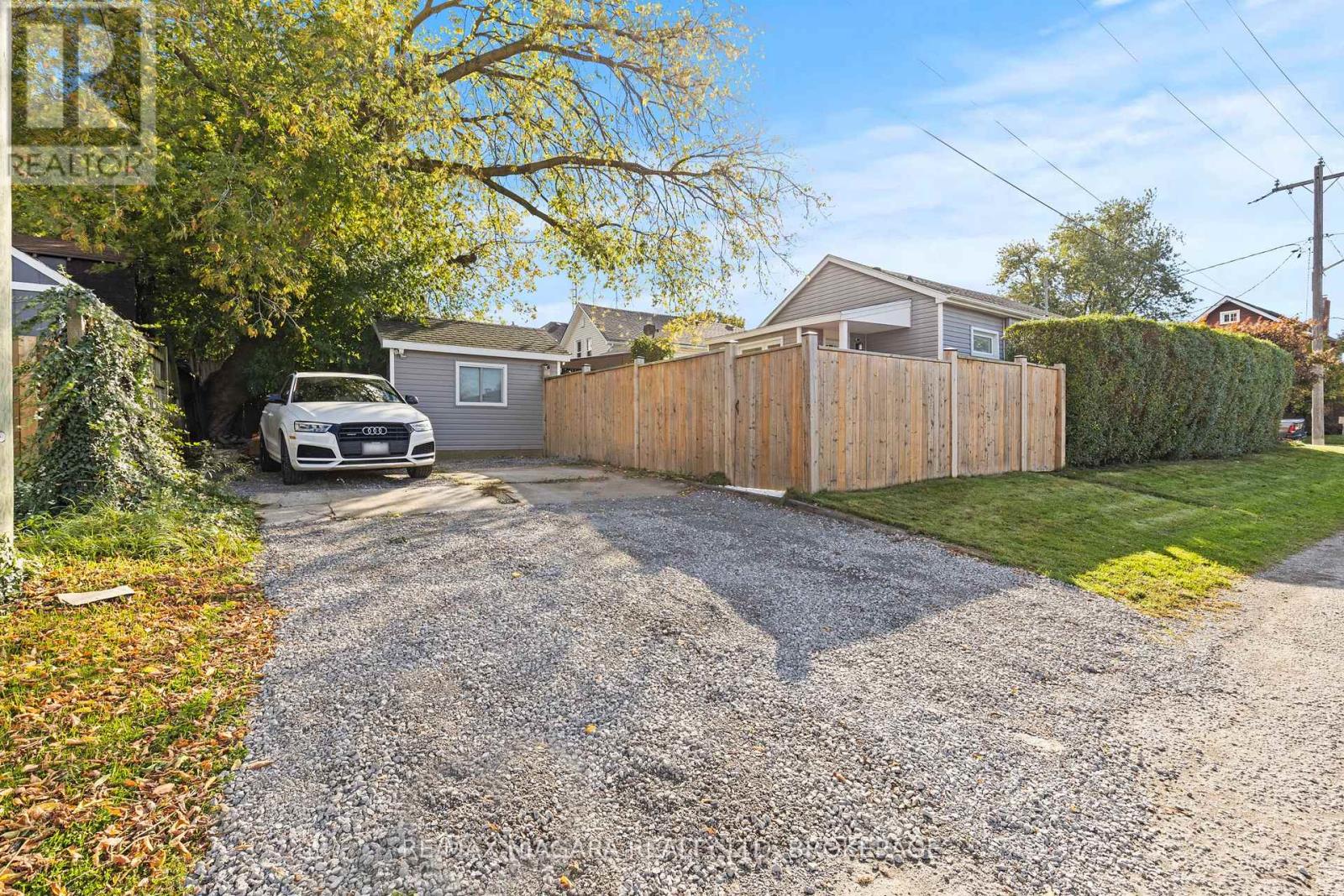 28 Chelsea Street, St. Catharines, Ontario  L2P 3B8 - Photo 3 - X12454286