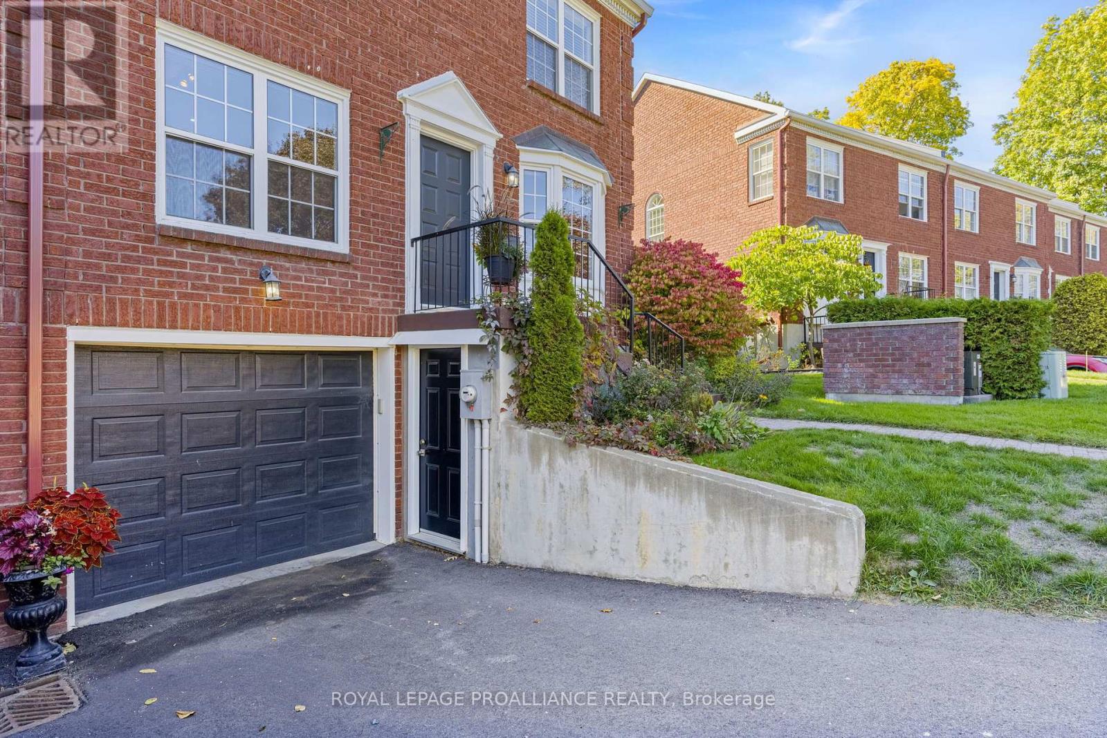 35 Country Club Place, Brockville, Ontario  K6V 6T6 - Photo 2 - X12454236