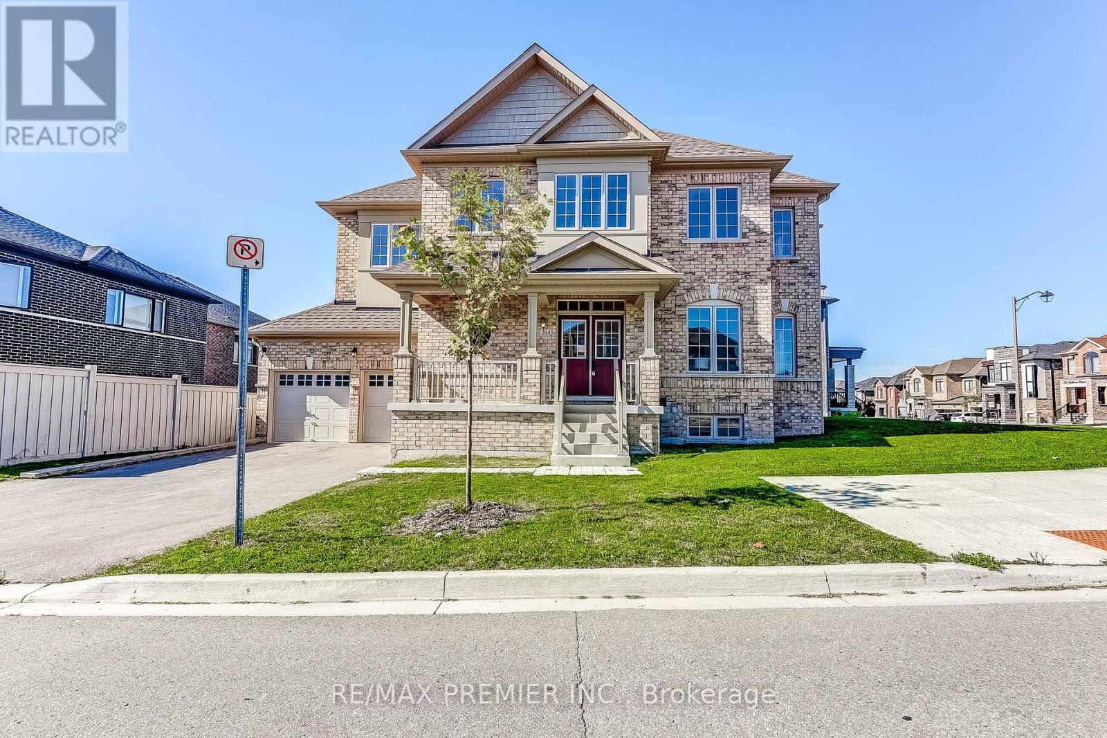 204 Sunnyridge Avenue, Whitchurch-Stouffville (Stouffville), Ontario  L4A 4W3 - Photo 2 - N12454142