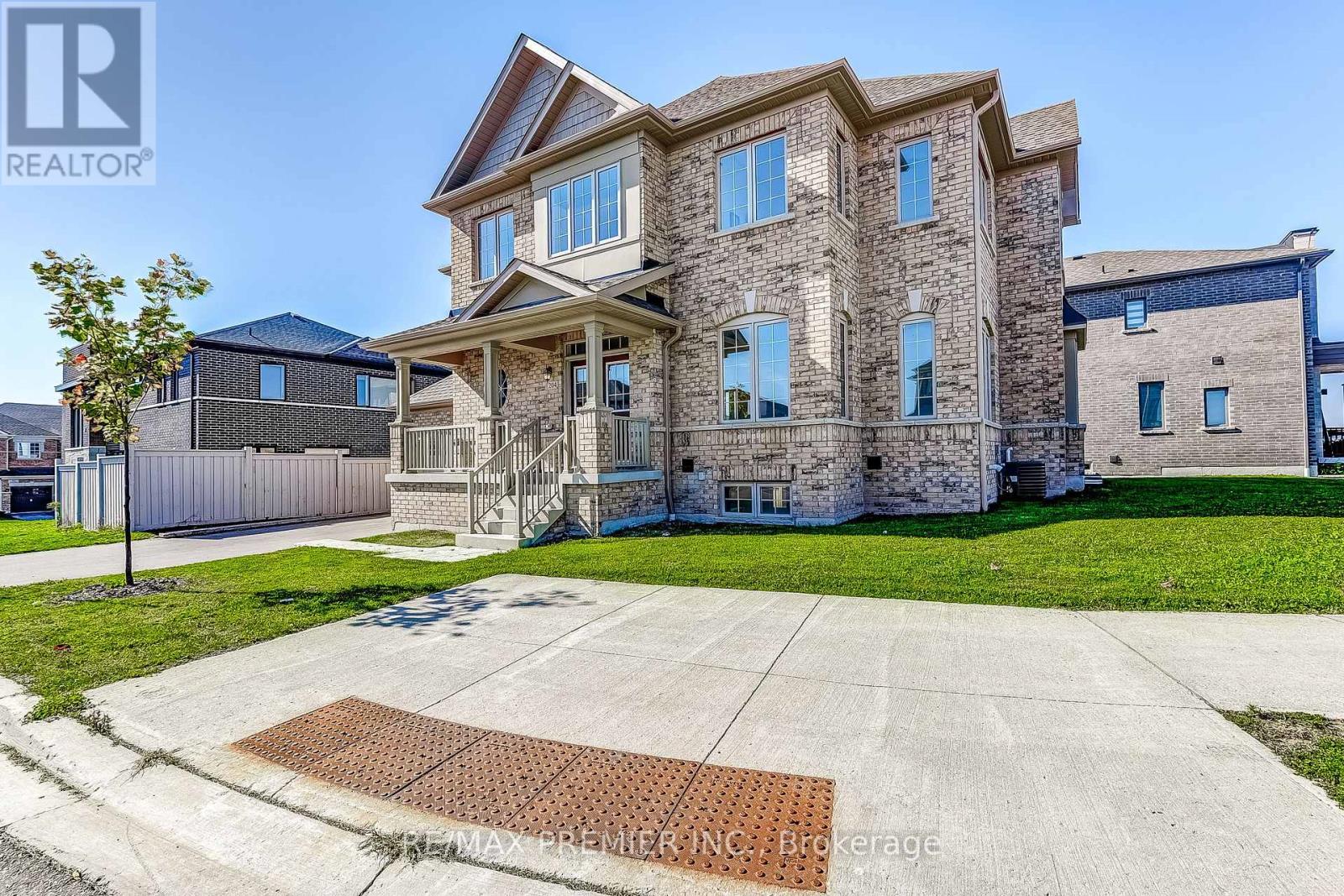 204 Sunnyridge Avenue, Whitchurch-Stouffville (Stouffville), Ontario  L4A 4W3 - Photo 3 - N12454142