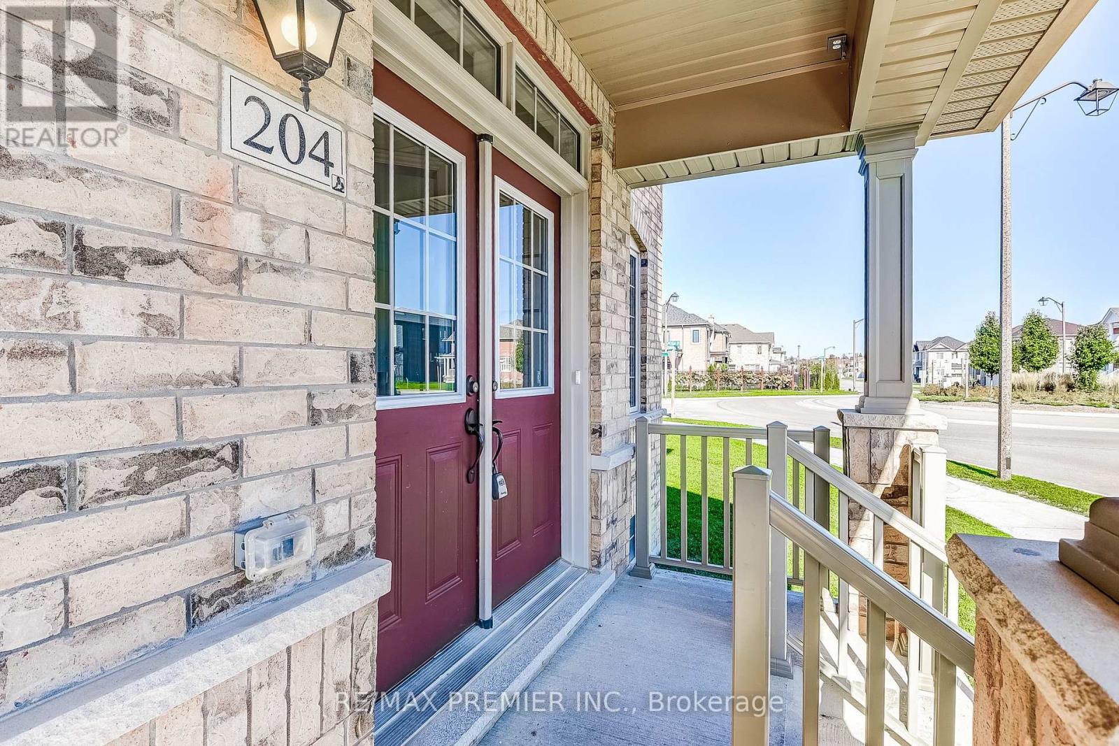 204 Sunnyridge Avenue, Whitchurch-Stouffville (Stouffville), Ontario  L4A 4W3 - Photo 6 - N12454142
