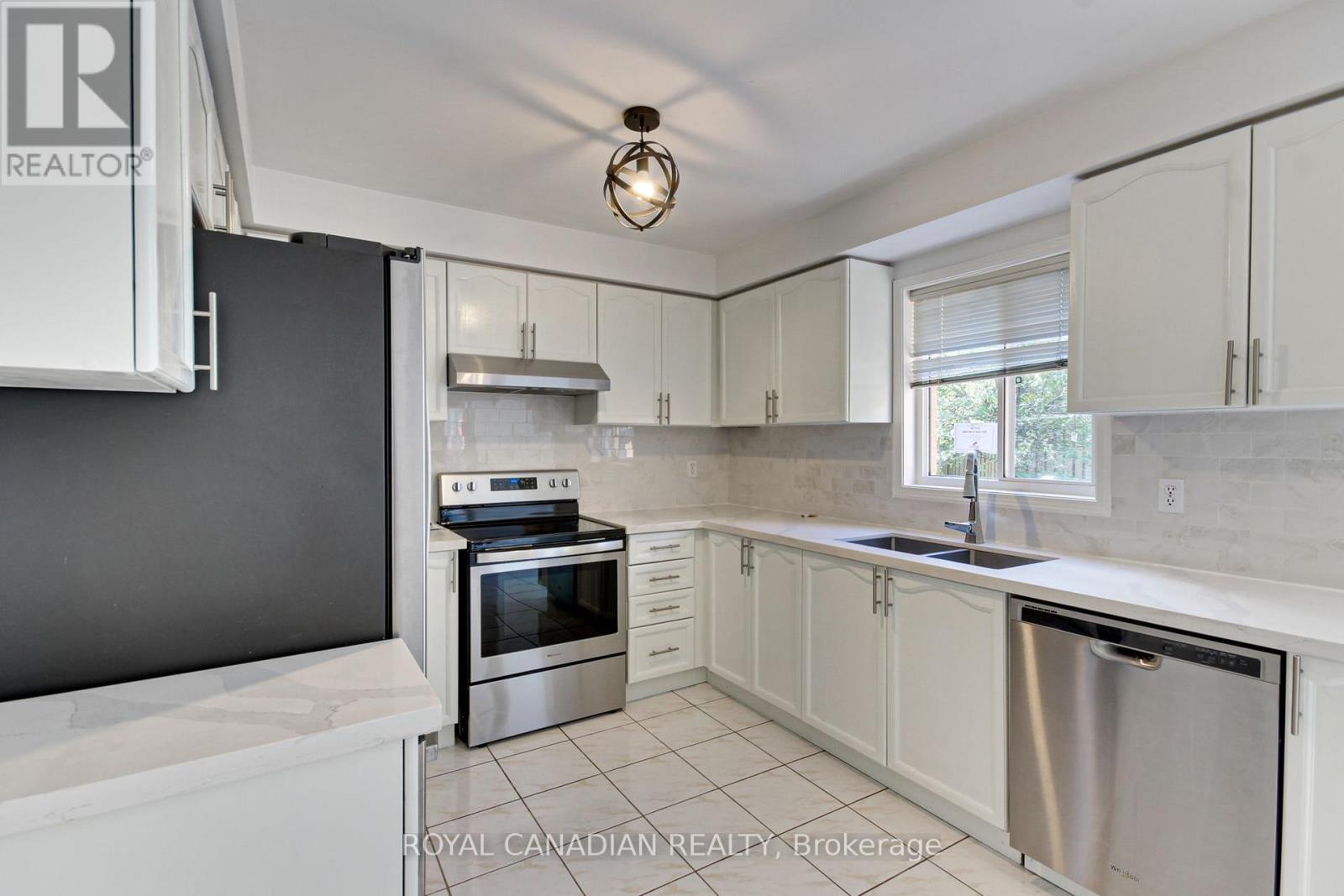 175 Rhodes Circle, Newmarket, Ontario  L3X 1V3 - Photo 13 - N12454171