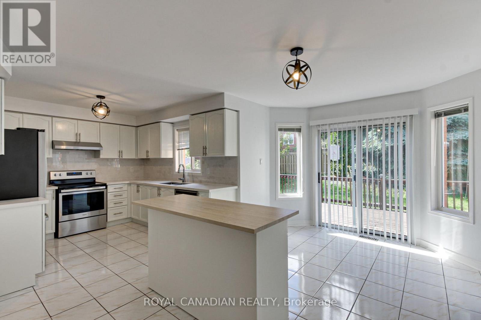 175 Rhodes Circle, Newmarket, Ontario  L3X 1V3 - Photo 19 - N12454171