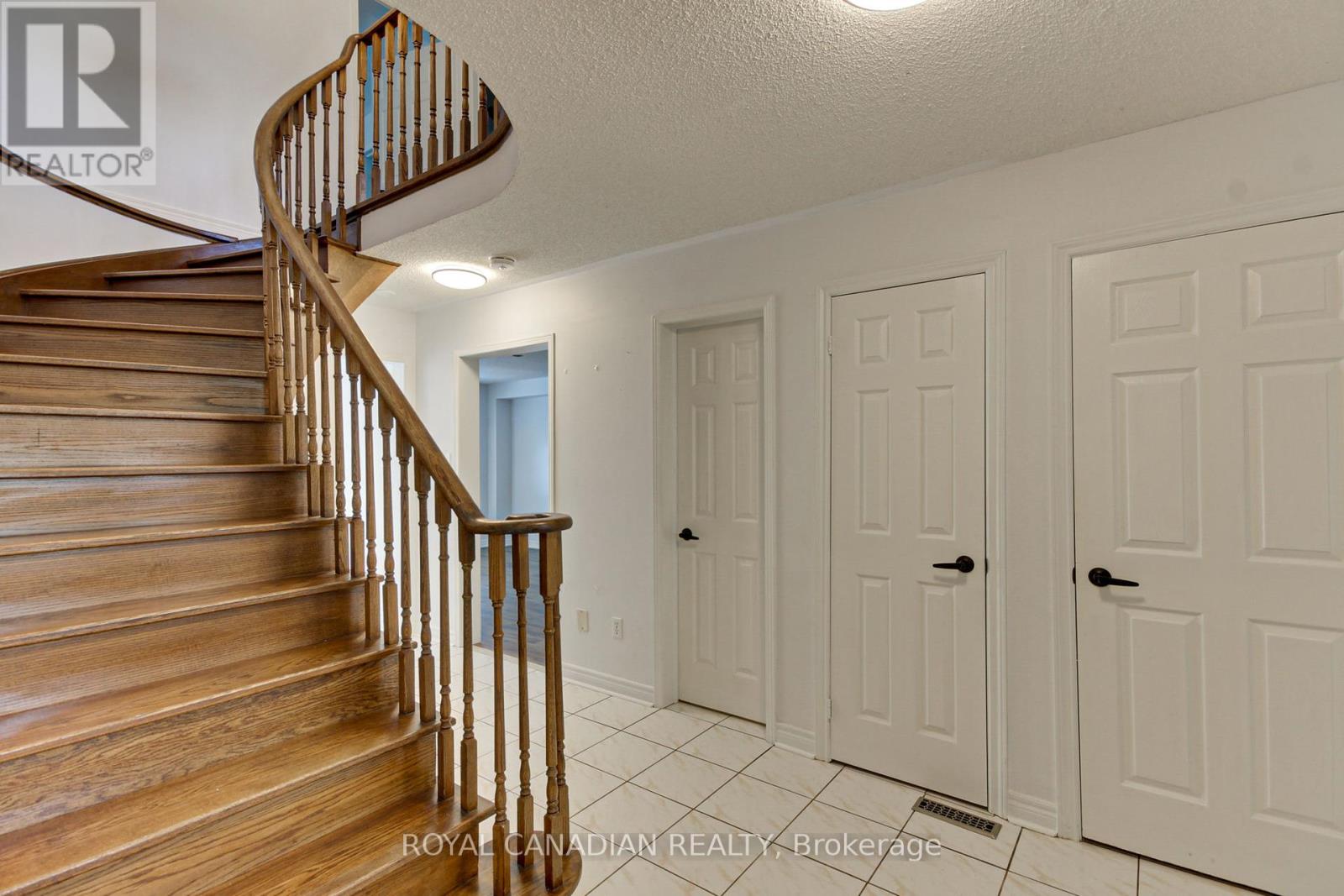 175 Rhodes Circle, Newmarket, Ontario  L3X 1V3 - Photo 5 - N12454171
