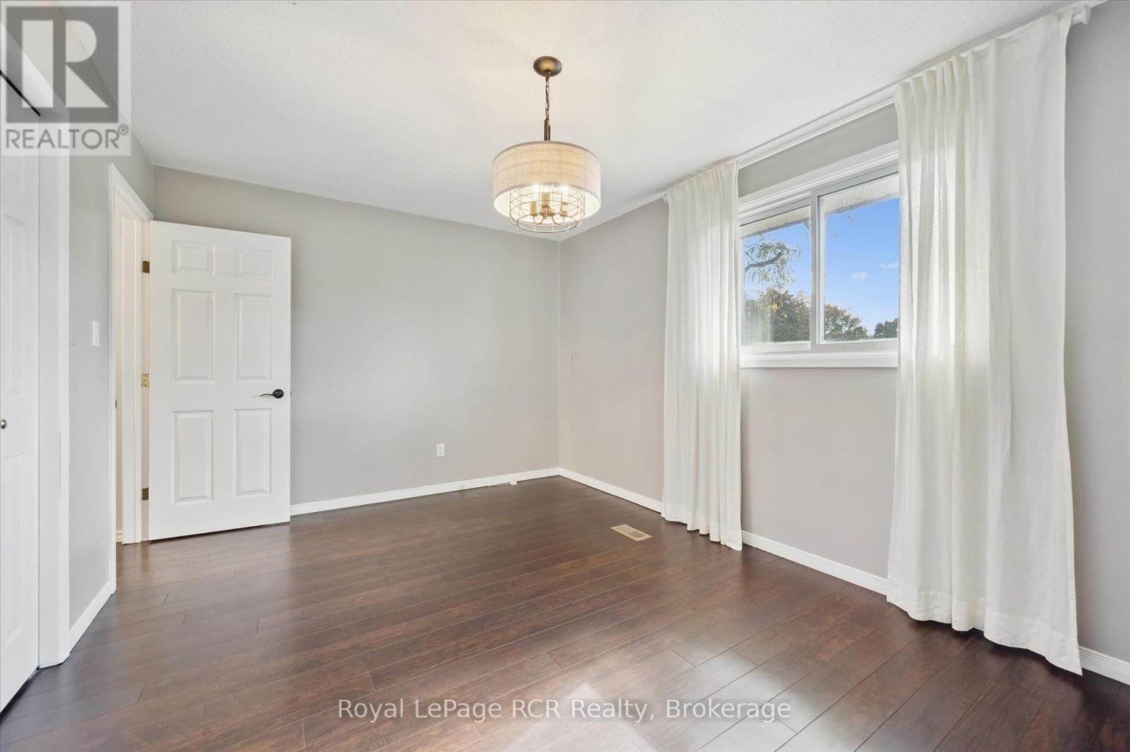 551 Oakview Crescent, Wellington North (Mount Forest), Ontario  N0G 2L2 - Photo 29 - X12454283