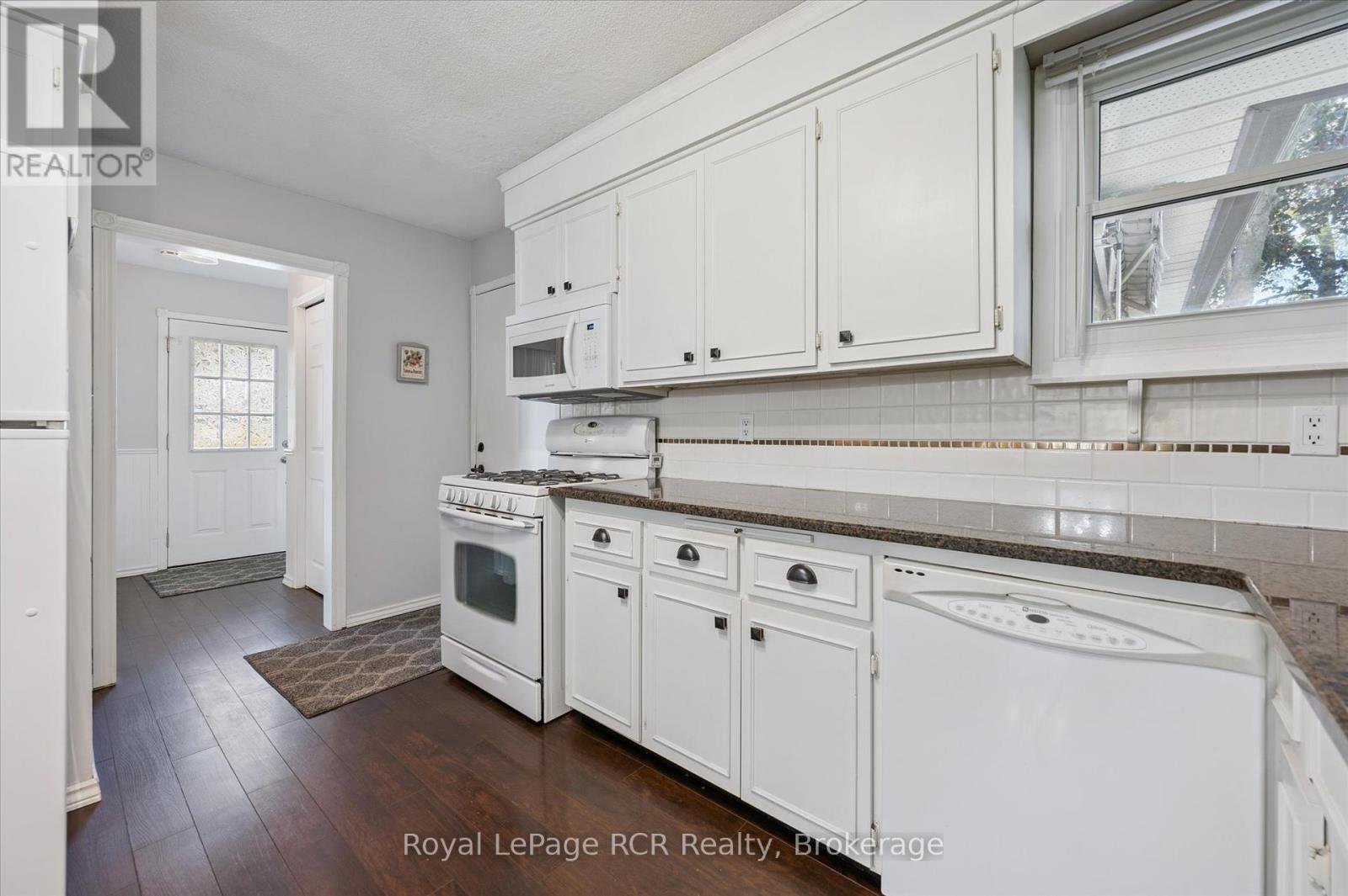 551 Oakview Crescent, Wellington North (Mount Forest), Ontario  N0G 2L2 - Photo 18 - X12454283