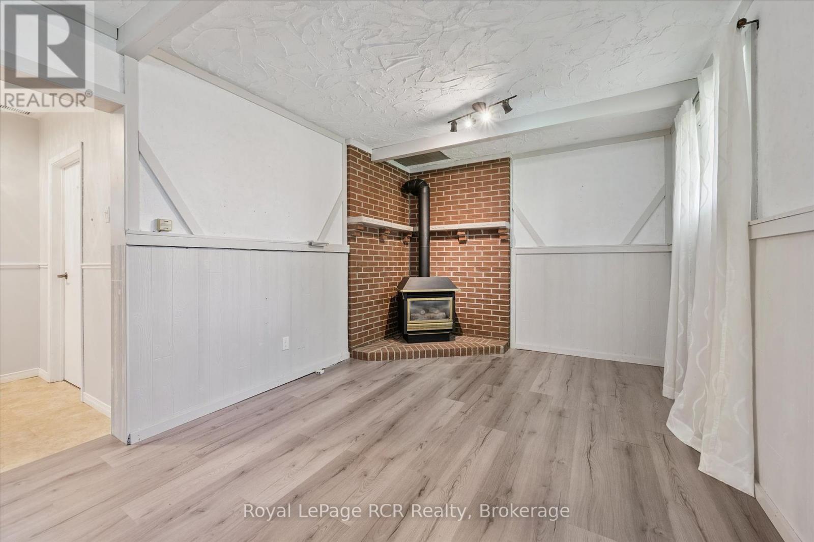 551 Oakview Crescent, Wellington North (Mount Forest), Ontario  N0G 2L2 - Photo 32 - X12454283