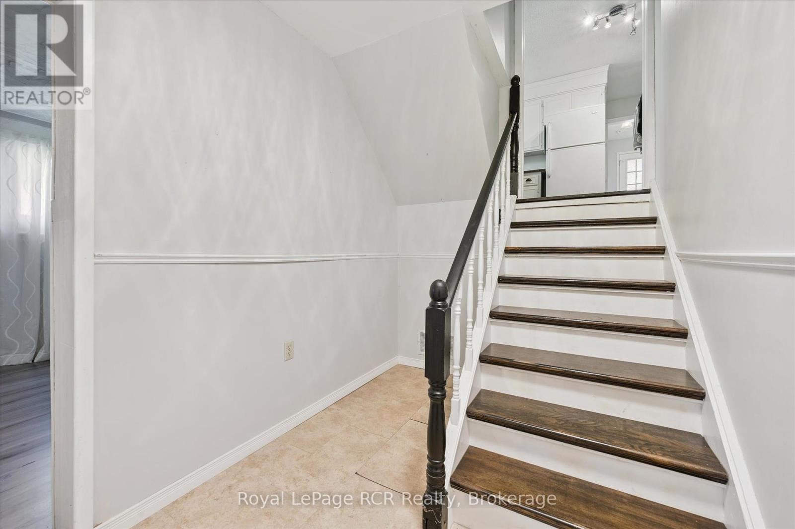 551 Oakview Crescent, Wellington North (Mount Forest), Ontario  N0G 2L2 - Photo 30 - X12454283