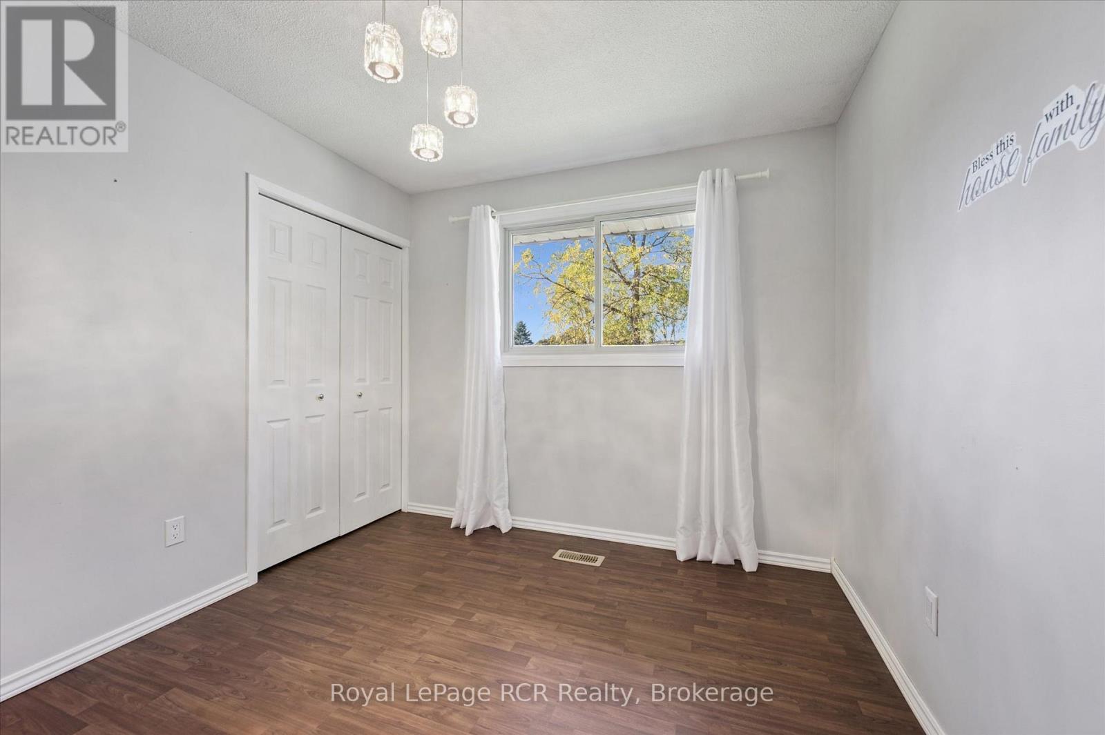 551 Oakview Crescent, Wellington North (Mount Forest), Ontario  N0G 2L2 - Photo 22 - X12454283
