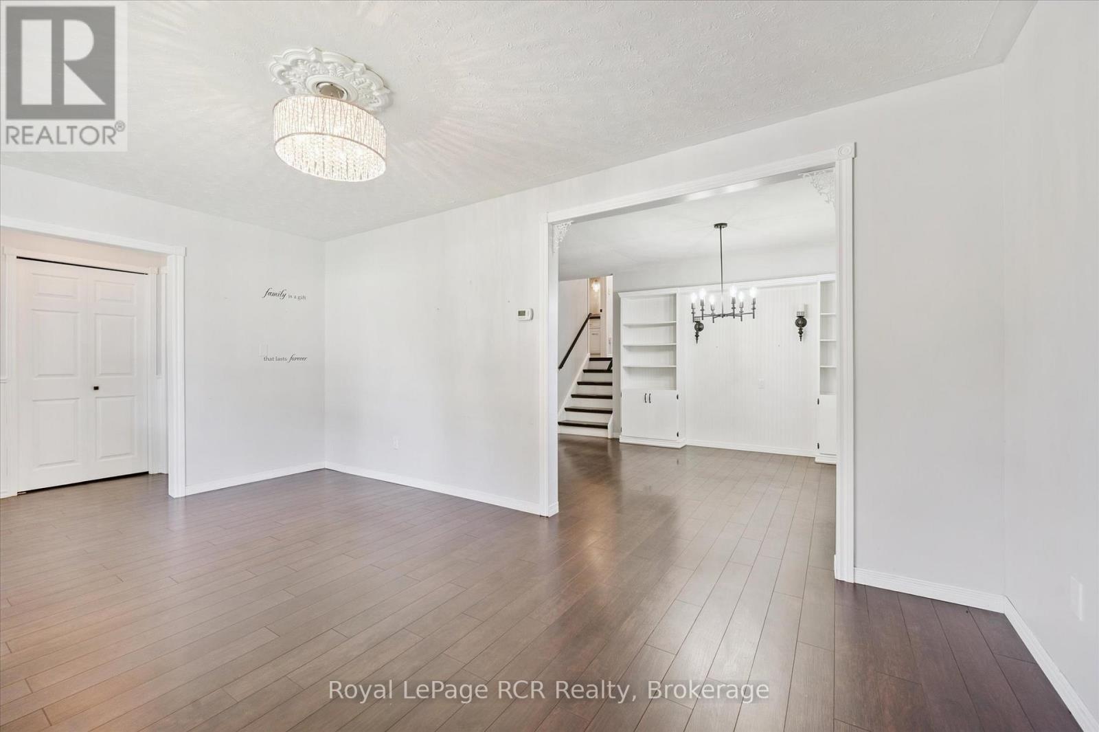 551 Oakview Crescent, Wellington North (Mount Forest), Ontario  N0G 2L2 - Photo 11 - X12454283