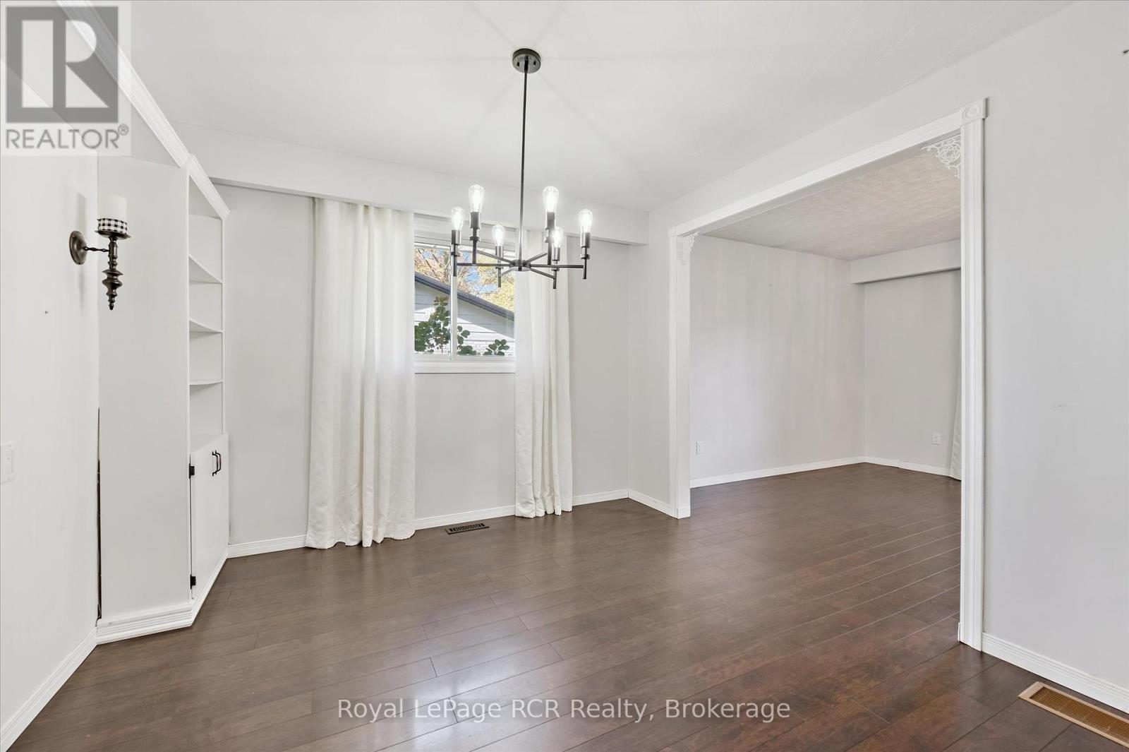 551 Oakview Crescent, Wellington North (Mount Forest), Ontario  N0G 2L2 - Photo 13 - X12454283