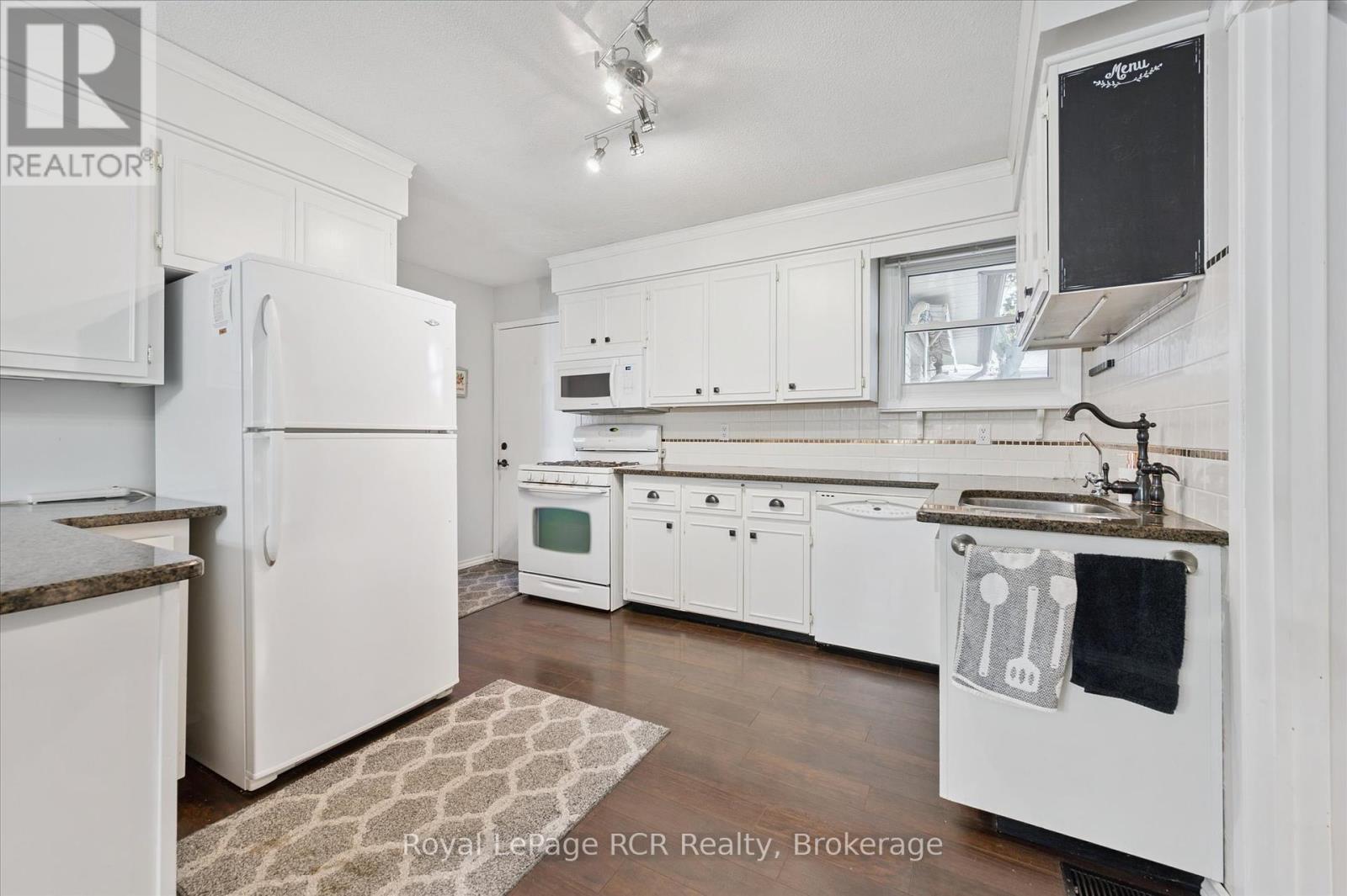 551 Oakview Crescent, Wellington North (Mount Forest), Ontario  N0G 2L2 - Photo 17 - X12454283