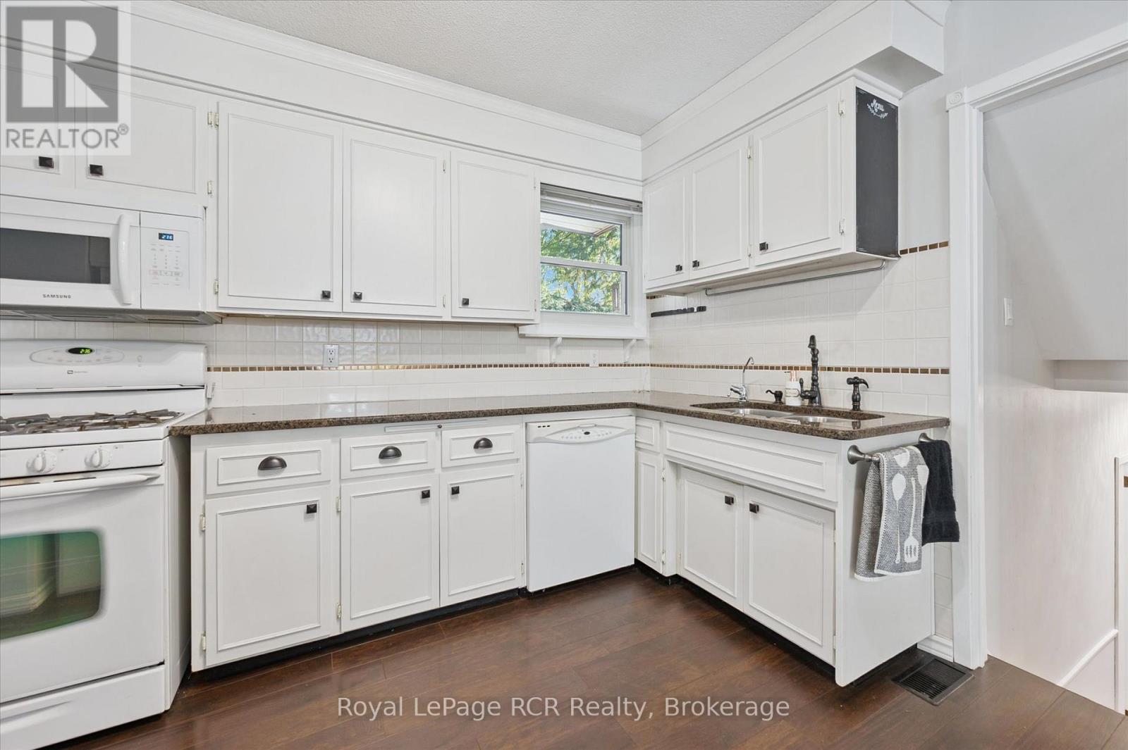 551 Oakview Crescent, Wellington North (Mount Forest), Ontario  N0G 2L2 - Photo 19 - X12454283