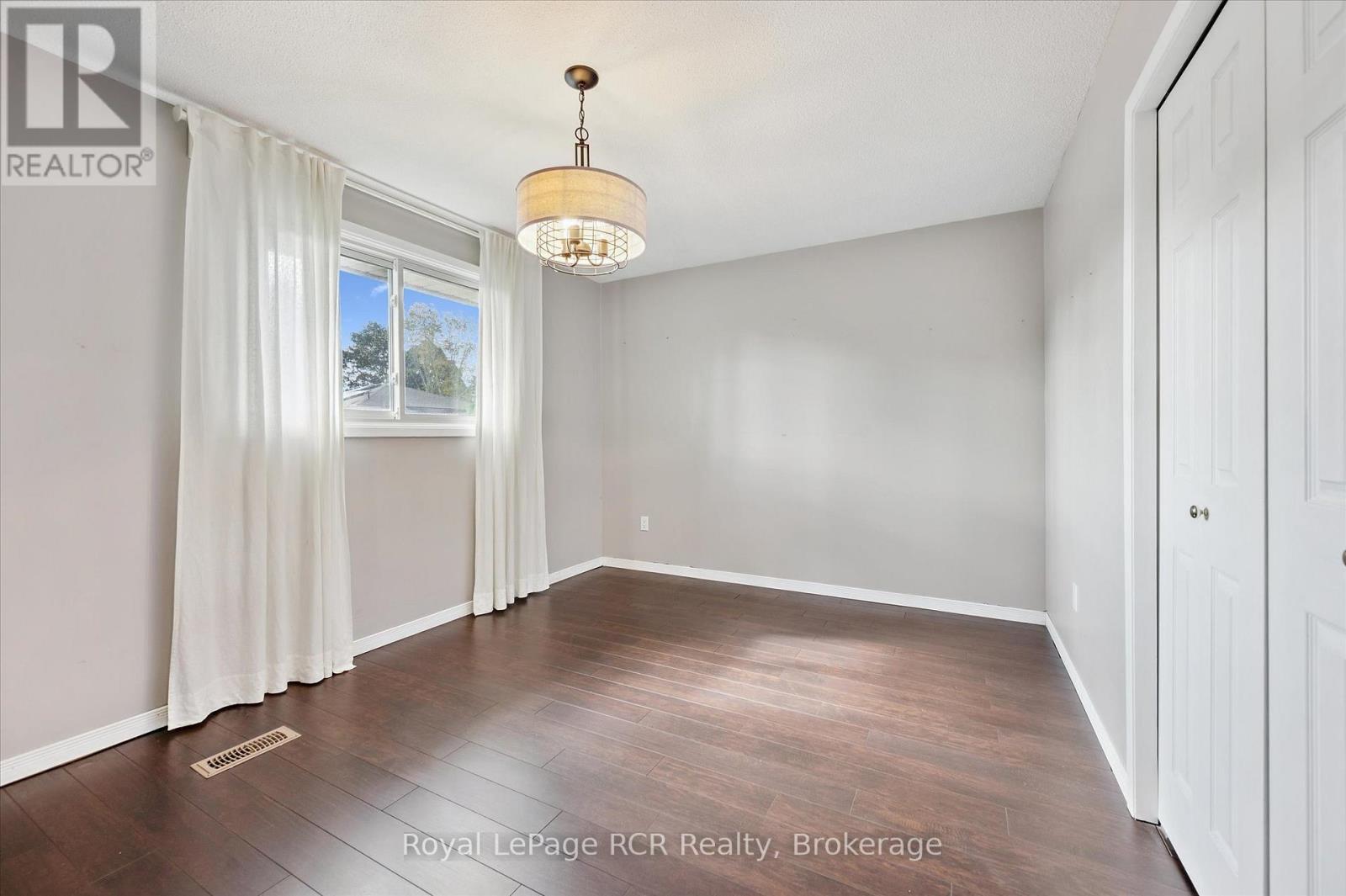 551 Oakview Crescent, Wellington North (Mount Forest), Ontario  N0G 2L2 - Photo 28 - X12454283