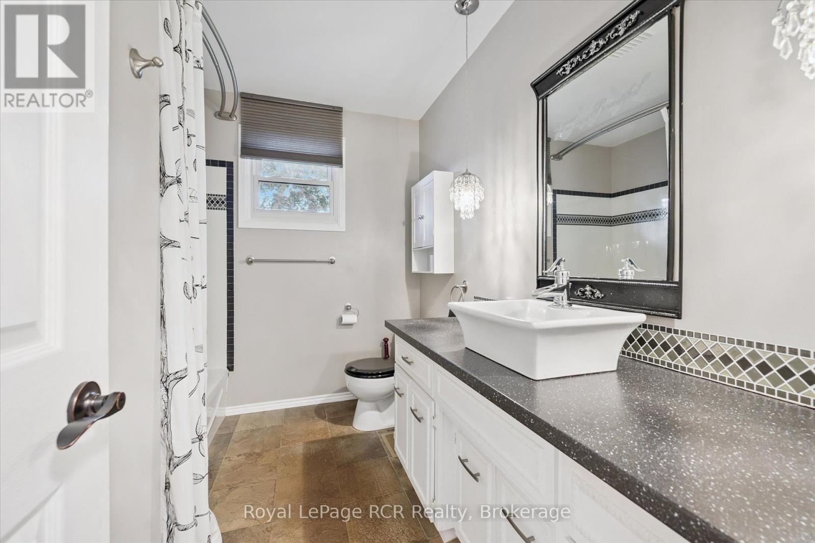 551 Oakview Crescent, Wellington North (Mount Forest), Ontario  N0G 2L2 - Photo 26 - X12454283