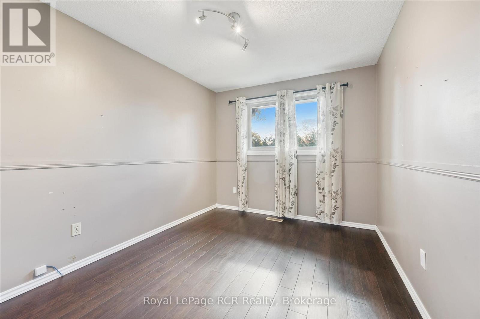 551 Oakview Crescent, Wellington North (Mount Forest), Ontario  N0G 2L2 - Photo 24 - X12454283
